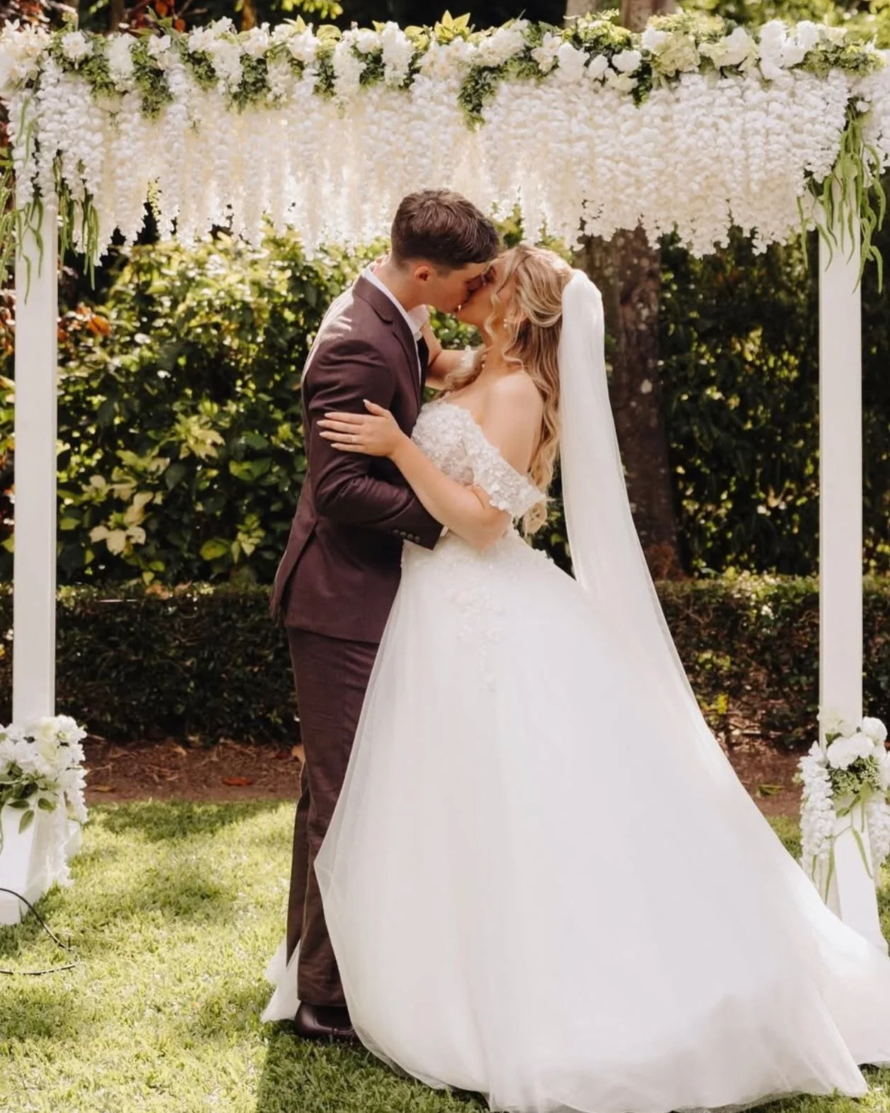 🤍 A little behind-the-scenes story&hellip;
When the bride&rsquo;s sister called us in a panic, their hired arbour had fallen apart, we didn&rsquo;t hesitate.
Even though we don&rsquo;t usually hire our styling pieces for external venues, this was on