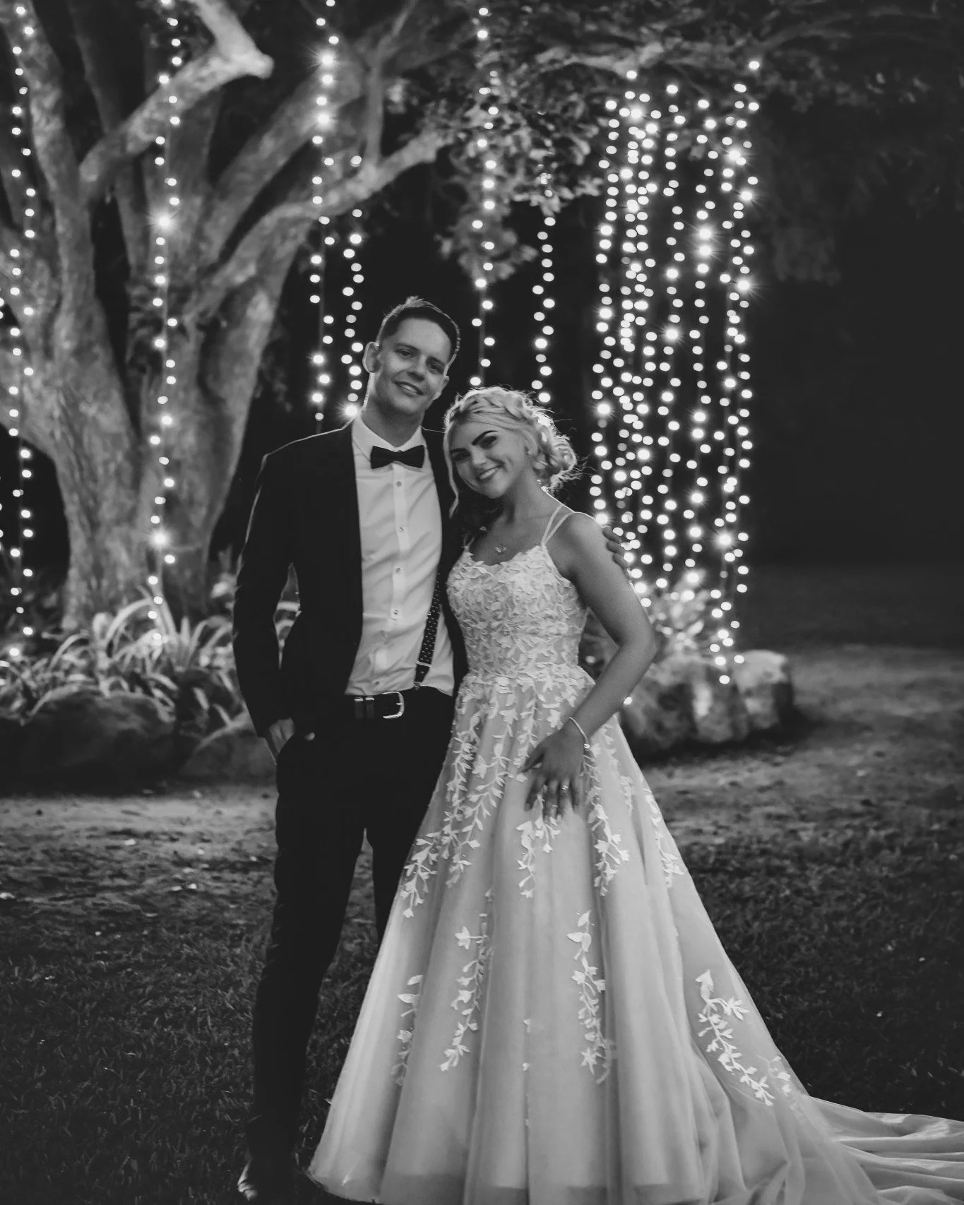 ✨ Black &amp; White or Golden Glow? ✨
Mel &amp; Tom beneath our Kissing Tree&hellip; and this is where we need your help 👇
Same moment.
Same magic.
Two completely different feels.
🖤 Timeless black &amp; white elegance
✨ Warm golden sparkle under th