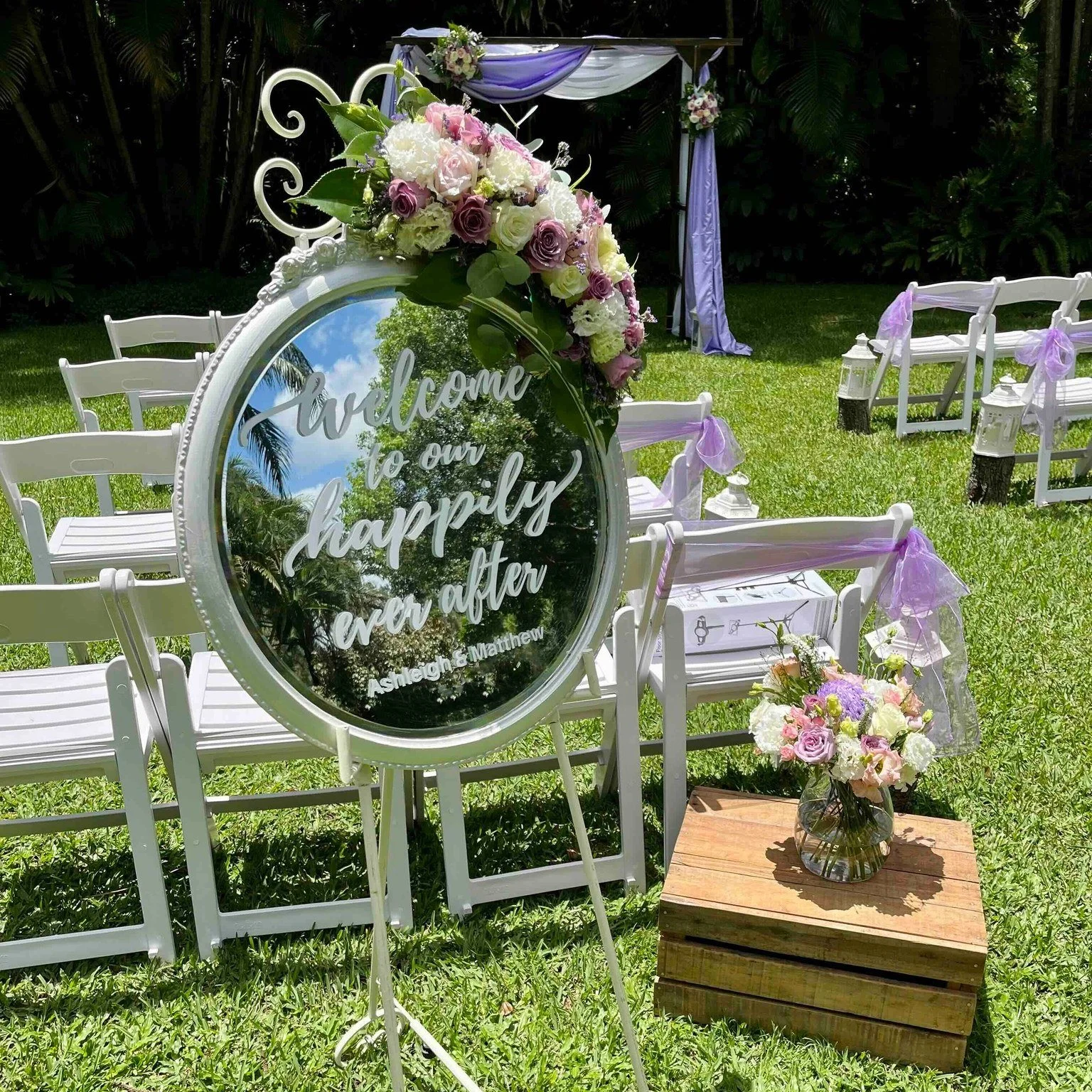 Soft blues, romantic mauves and elegant styling&hellip; ✨
This beautiful setup inside our marquee at In The Grove shows how carefully chosen colours and details can completely transform a space.
From the florals to the table settings, every element w