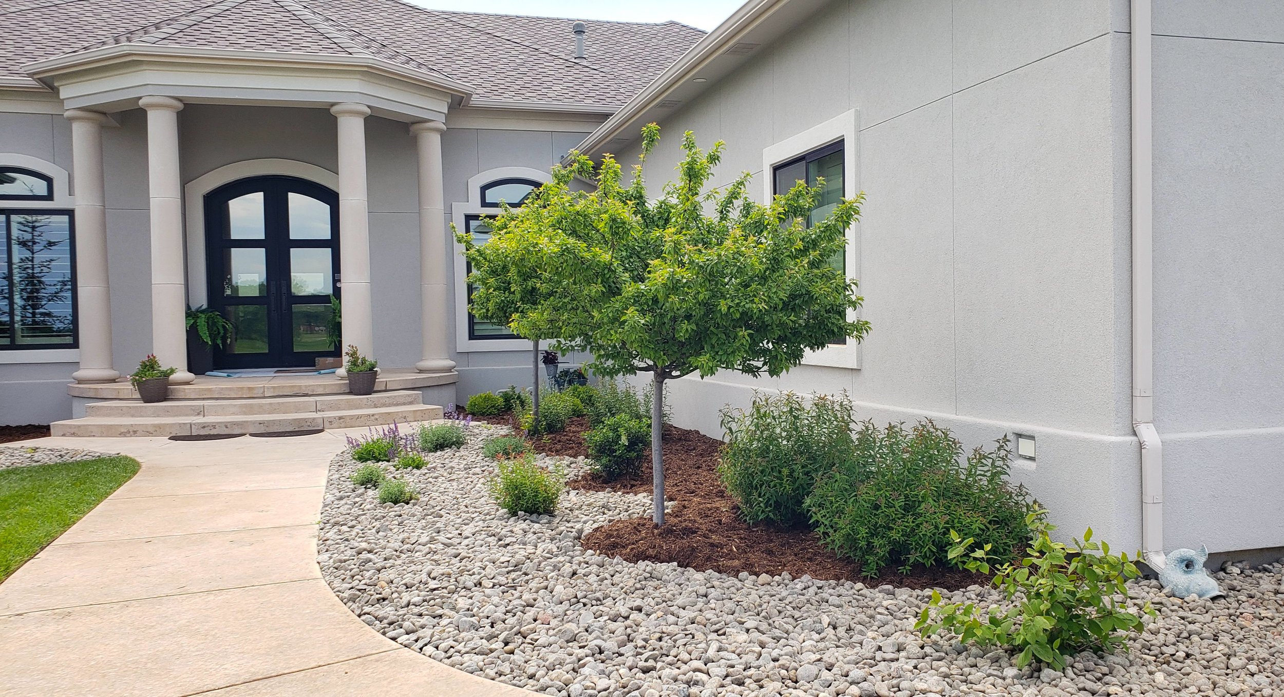 Should You Landscape with Mulch, Rock or Both?