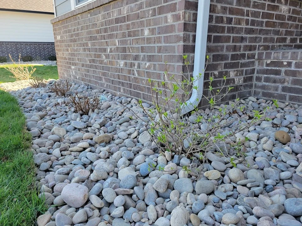Spring cleaned landscape beds in time for a spring thunderstorm is next level Sunday comfort. Hope you're all having a relaxing day. 

#landscaping #landscapinglindsay #springcleanup #wichitalandscaper
