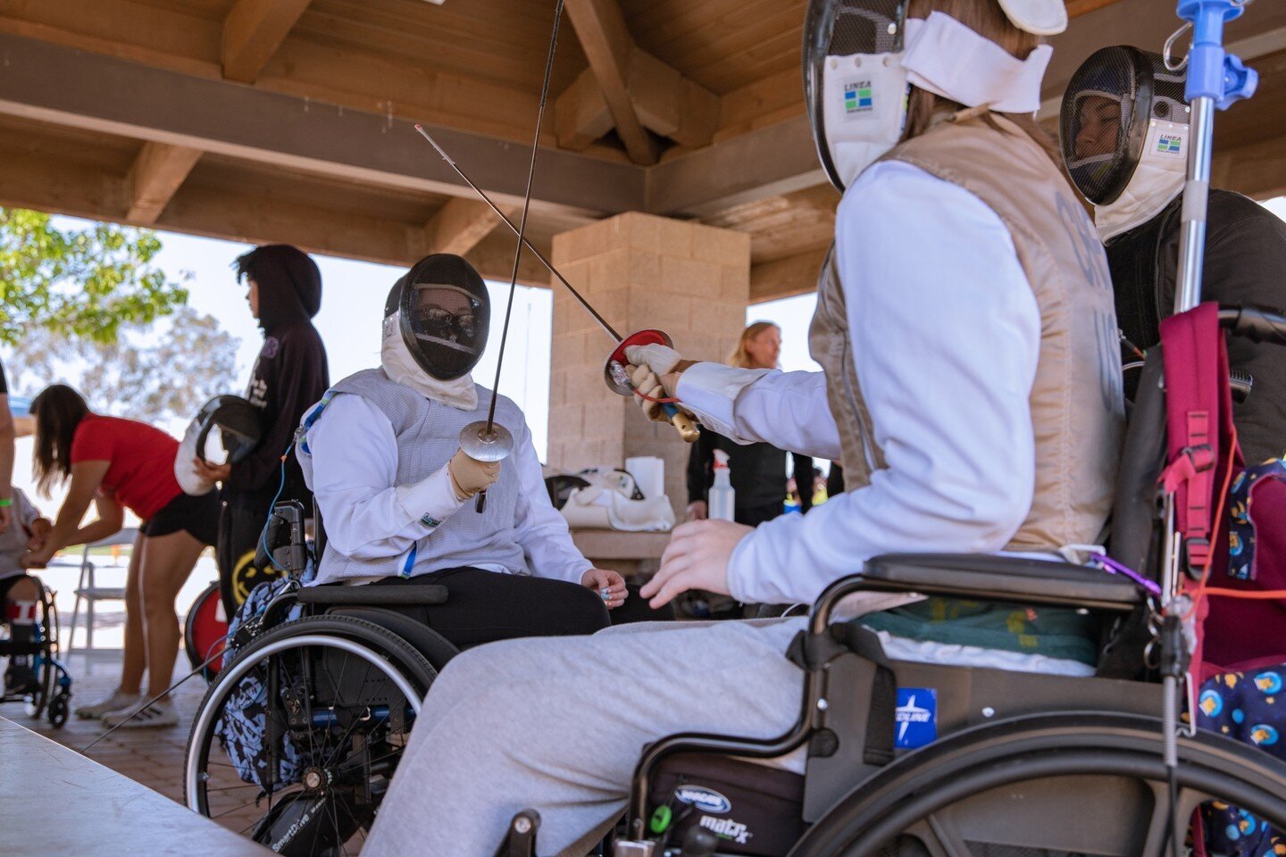 Nearly 30 people came by to experience fencing with us at the Wheelchair Sports Festival hosted by @triumphfoundation! Swordplay LA teamed up with Coach Geoff from the @unitedfencingacademy alongside olympic fencer and medalist Kamila Gafurzianova to