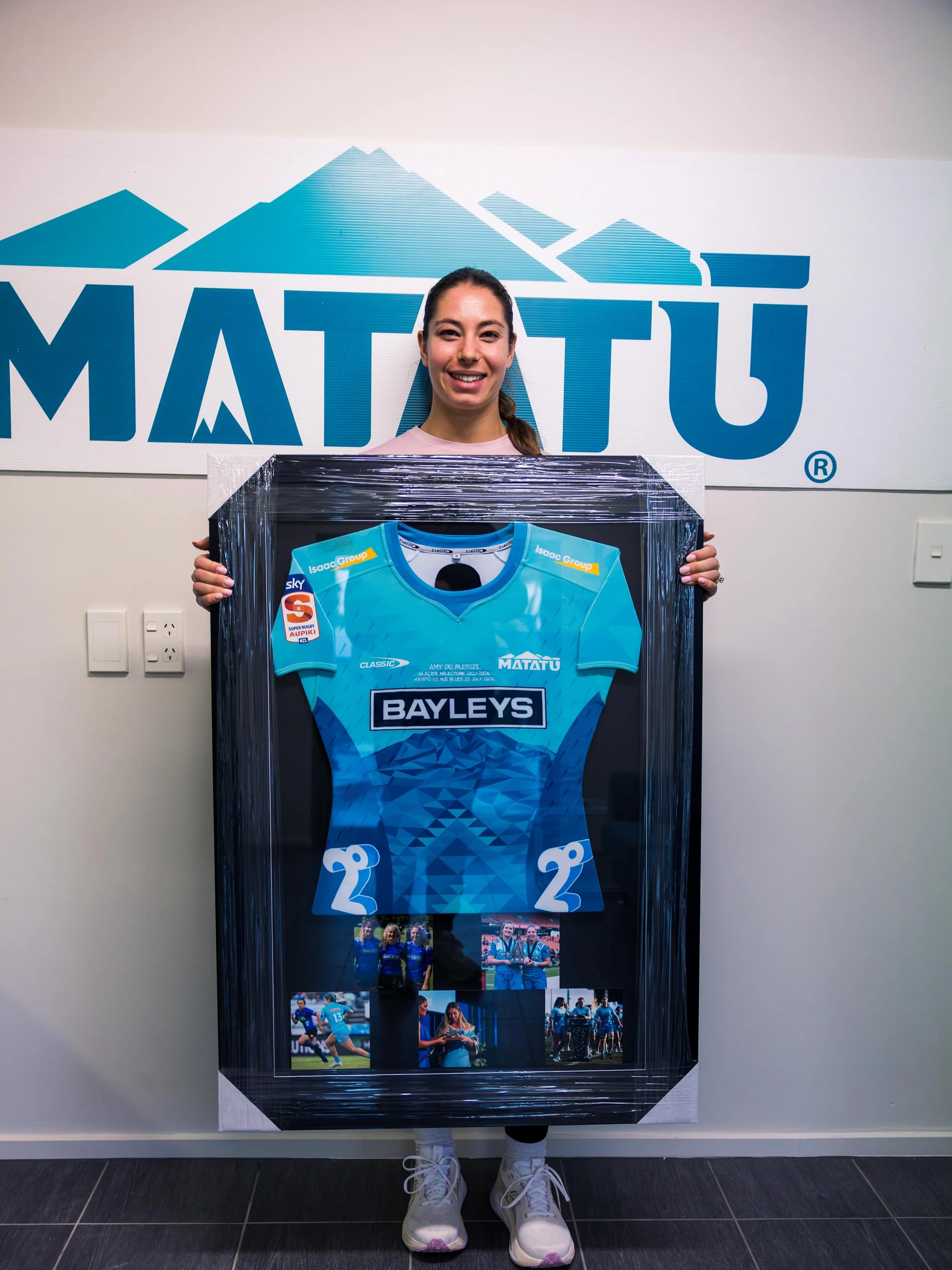 Glacier Milestone framed by @tips_frames 🩵🤍

Our inaugural glacier milestone @_amyduplessis_ presented with her framed match jersey commemorating 5 seasons with the club 🏔️
