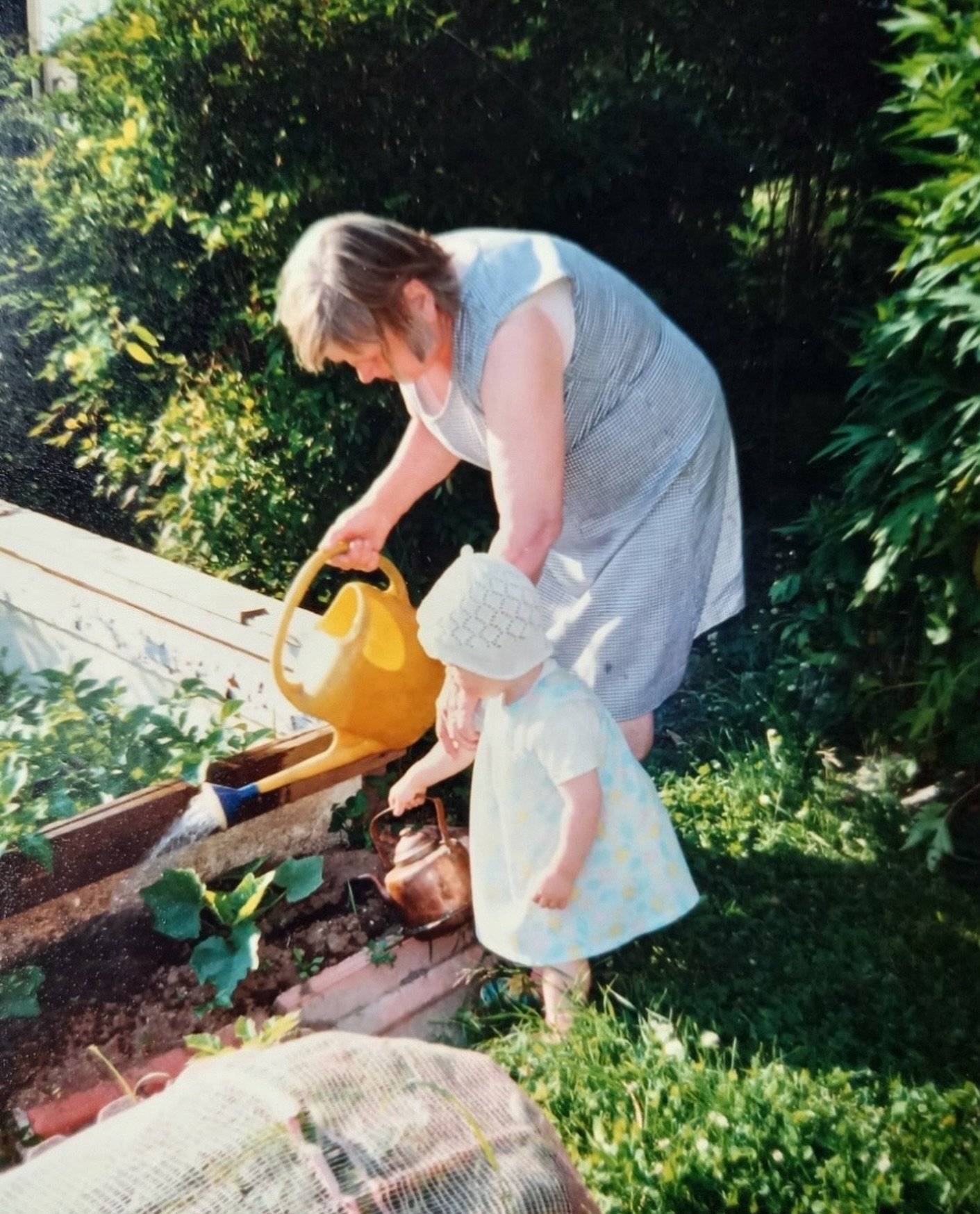 Min&auml; ja mummu kasvimaalla, 1990.

Kuvassa olen jo edesmenneen mummuni, &auml;itini &auml;idin kanssa. Kiinnostus puutarhanhoitoon ja erityisesti n&auml;ytt&auml;viin kukkiin juontaa siis jo pitk&auml;lt&auml; 🌸

T&auml;ss&auml; kuparipannun kan