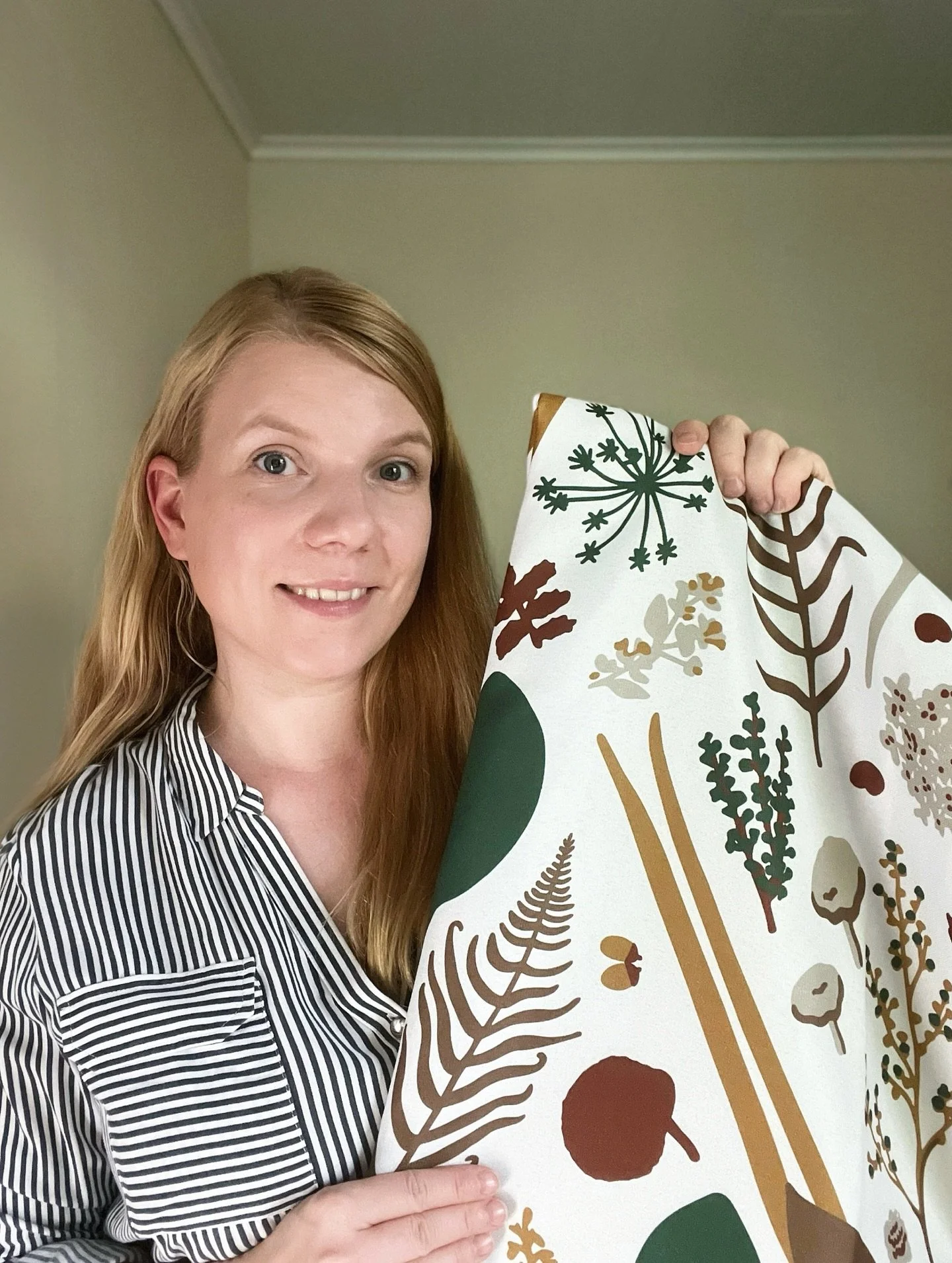 Kotipiha-kuosini on matkannut Japanin markkinoille pimennysverhoina 🌿 @patternsfromagency kautta toteutunut yhteisty&ouml; tuntuu hienolta n&auml;hd&auml; valmiina tuotteena.

Ensimm&auml;isess&auml; kuvassa min&auml; ja verhon mallikappale, hei vaa