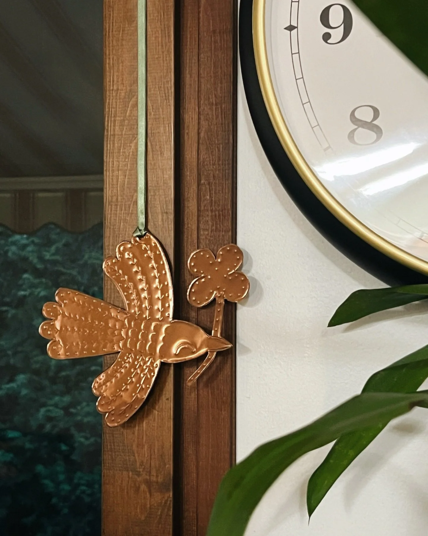 P&auml;&auml;sin Papershopilla kokeilemaan t&auml;m&auml;n vuoden hittiaskarteluksi kuvailtua metallisten koristeiden kohokuviointia 😊

Siell&auml; on t&auml;n&auml;&auml;n (keskiviikkona 11.12.) @thingsdelighted Ninan pit&auml;m&auml; ty&ouml;paja,