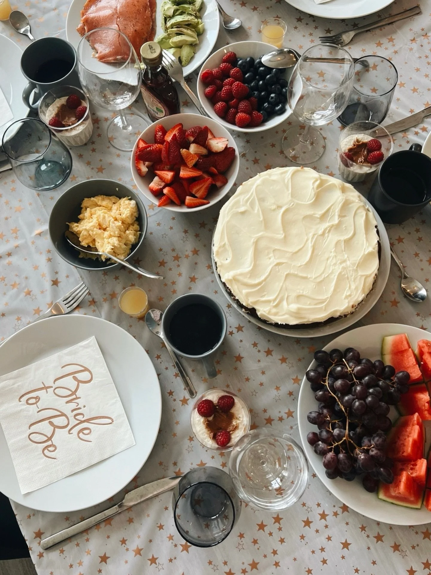 Muutama otos viime viikonlopulta 📷

Olin mukana juhlistamassa ensi kes&auml;n morsianta huippuporukalla hienoissa m&ouml;kkimaisemissa. Oli hyv&auml;&auml; ruokaa, saunomista, pelej&auml;, karaokea ja tanssia (jopa koreografia!) 💃

Perjantaina menn