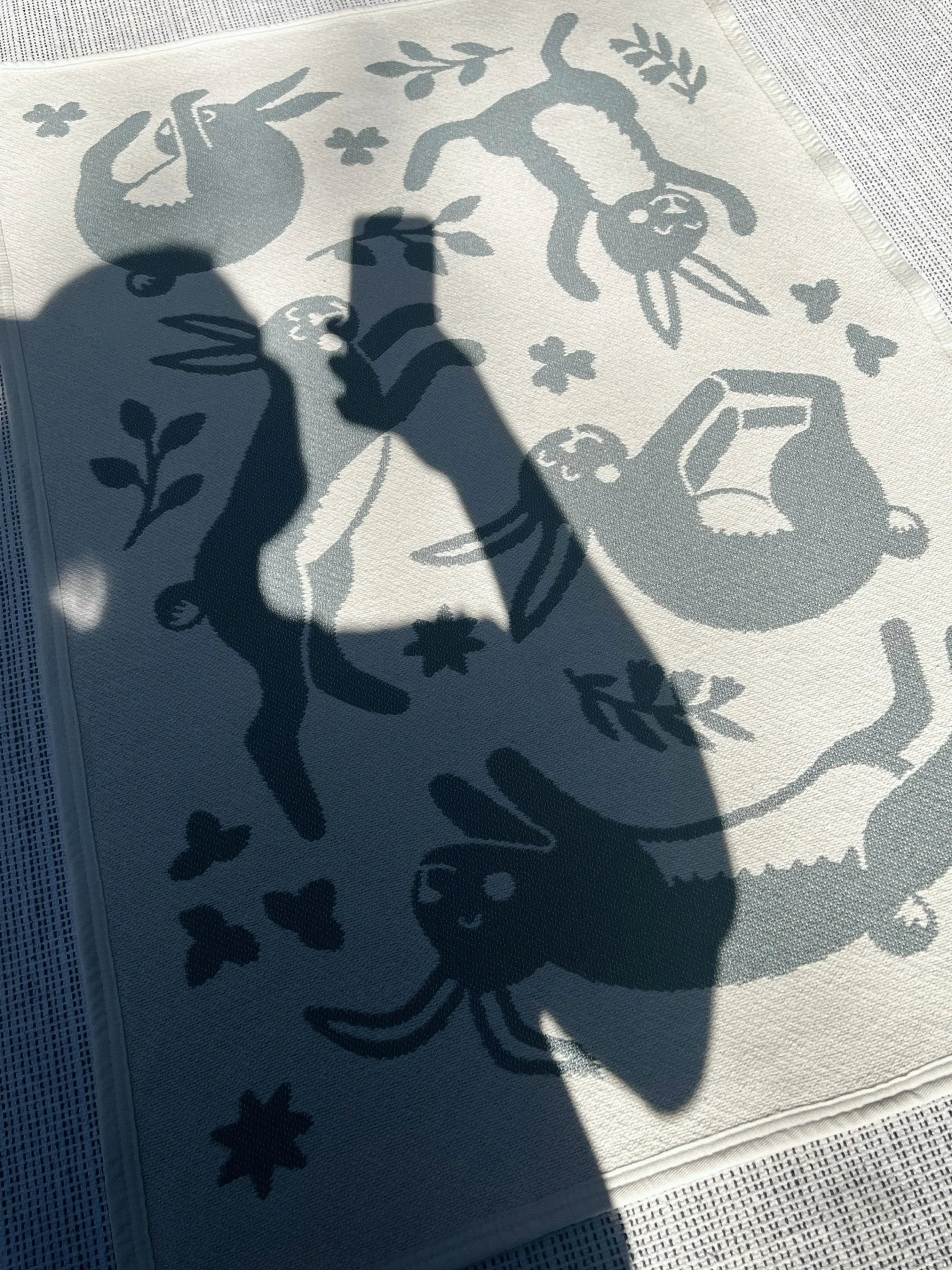 Jumppiksien kuvausp&auml;iv&auml; 🐰

Ihan viel&auml; ei olla myyntivalmiita, mutta asiat etenev&auml;t pikkuhiljaa, jee!

Yksi teht&auml;vist&auml; oli pohtia tilausten pakkaamista. Viltti on siit&auml; k&auml;tev&auml; tuote, ett&auml; sen saa tait