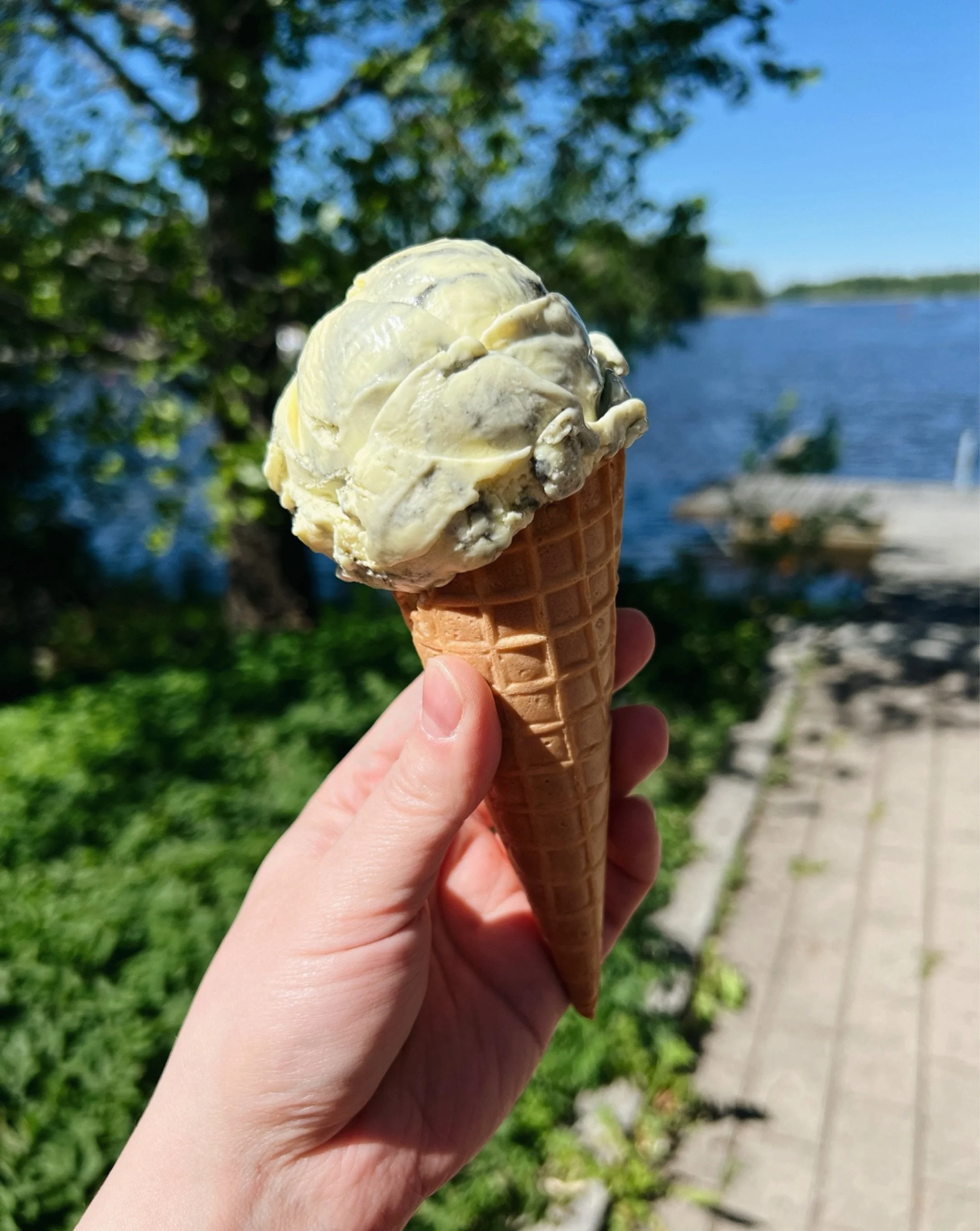 Aikanaan, kun vietin l&auml;hes kaikki viikonloput t&ouml;iss&auml;, lanseerasin ajatuksen: &rdquo;Kun en ole t&ouml;iss&auml;, olen lomalla.&rdquo; 🍓

Se tuli mieleen, kun hypp&auml;sin aurinkoisella parkkipaikalla Madden @madde0 kyytiin ja suunnat