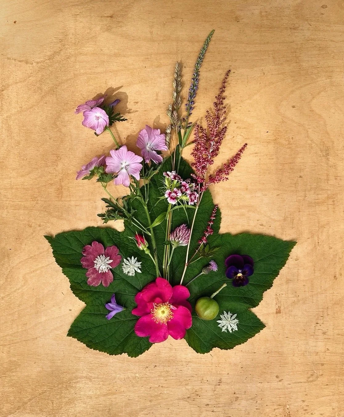 Sesongin aarteet, kes&auml;n kokoelma 🌸

T&auml;ll&auml; kertaa asetelmasta tuli tavanomaista ilmavampi (joskus kes&auml;n versiot ovat olleet reippaasti runsaampia, mutta nyt kaipasin selkeytt&auml;). 

Valikoitujen kukkien v&auml;ripaletti painott