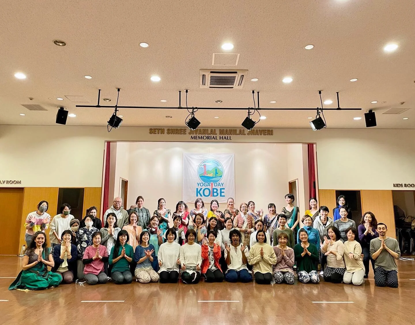 English Below ☀️
9月から延期になっていたYOGA DAY KOBEを先週末インドクラブ神戸で開催しました。
 
ヨガの素晴らしさをみなさんとわかち合えたこの上なく素敵な時間でした。ご参加いただいた人数ではなく、みなさんと心を通わせ心身の健康と免疫力の向上のお役に立てたのは、ヨガ講師冥利に尽きます！
多くの方が自分の人生に責任を持ち、より健康な人生を目指しているということを知り驚き、そんなみなさんの真摯な姿勢に深い敬意を抱きました。
 
来場されたみなさま、そしてこのイベントの実