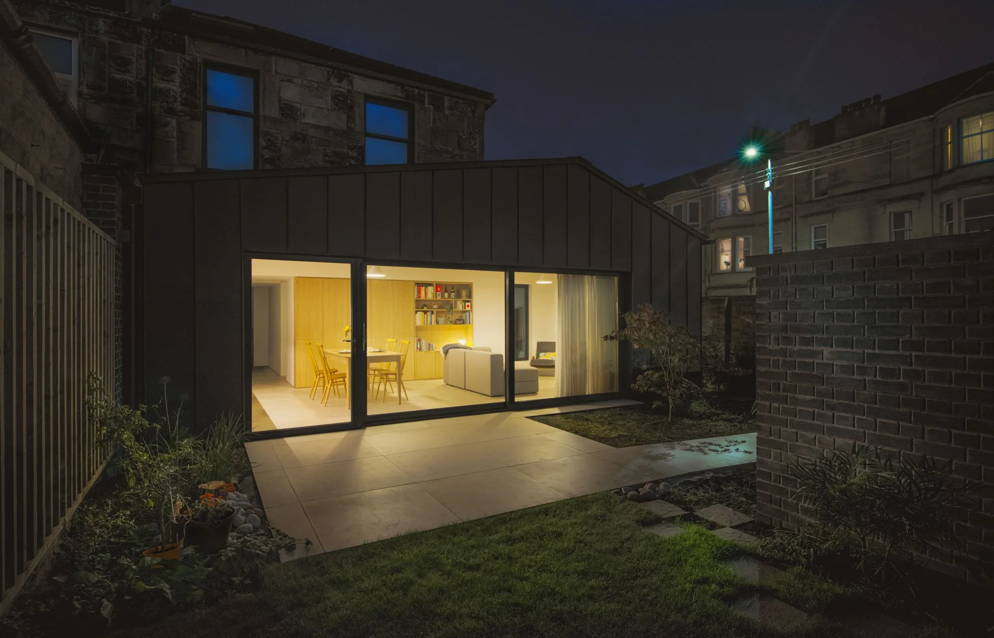 daniel bär architect | extension langside | glasgow | back garden at night