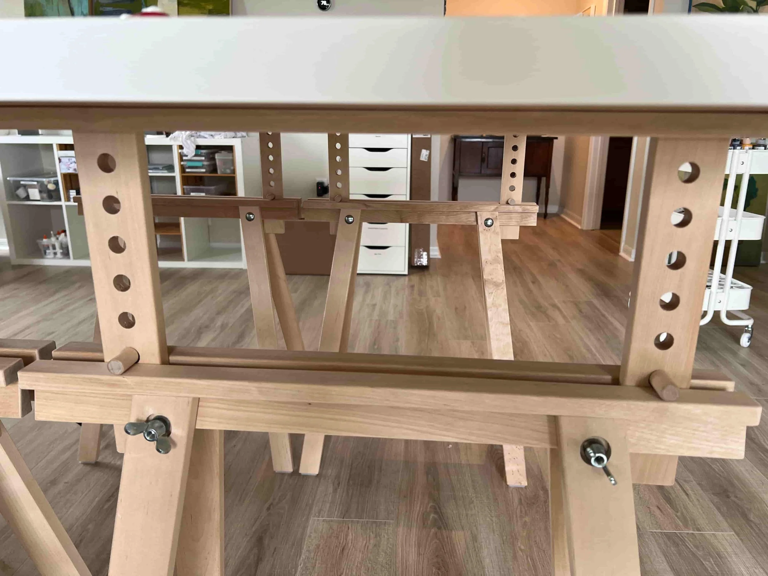 Photo of the mechanism that allows you to adjust the studio table