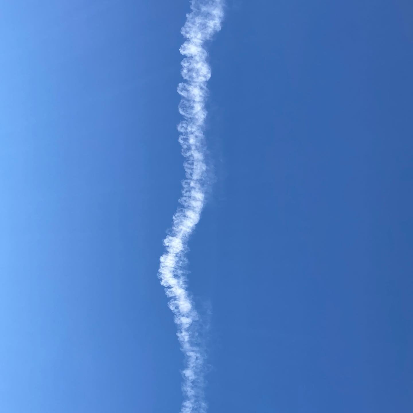 💙
What do you see in this contrail? Staring up at the sky right now I see a spine.

In Move To Feel we find our own alignment, length and neutral posture before opening up space and fluidity in our spine. 

Come feel into your spine with us this eve