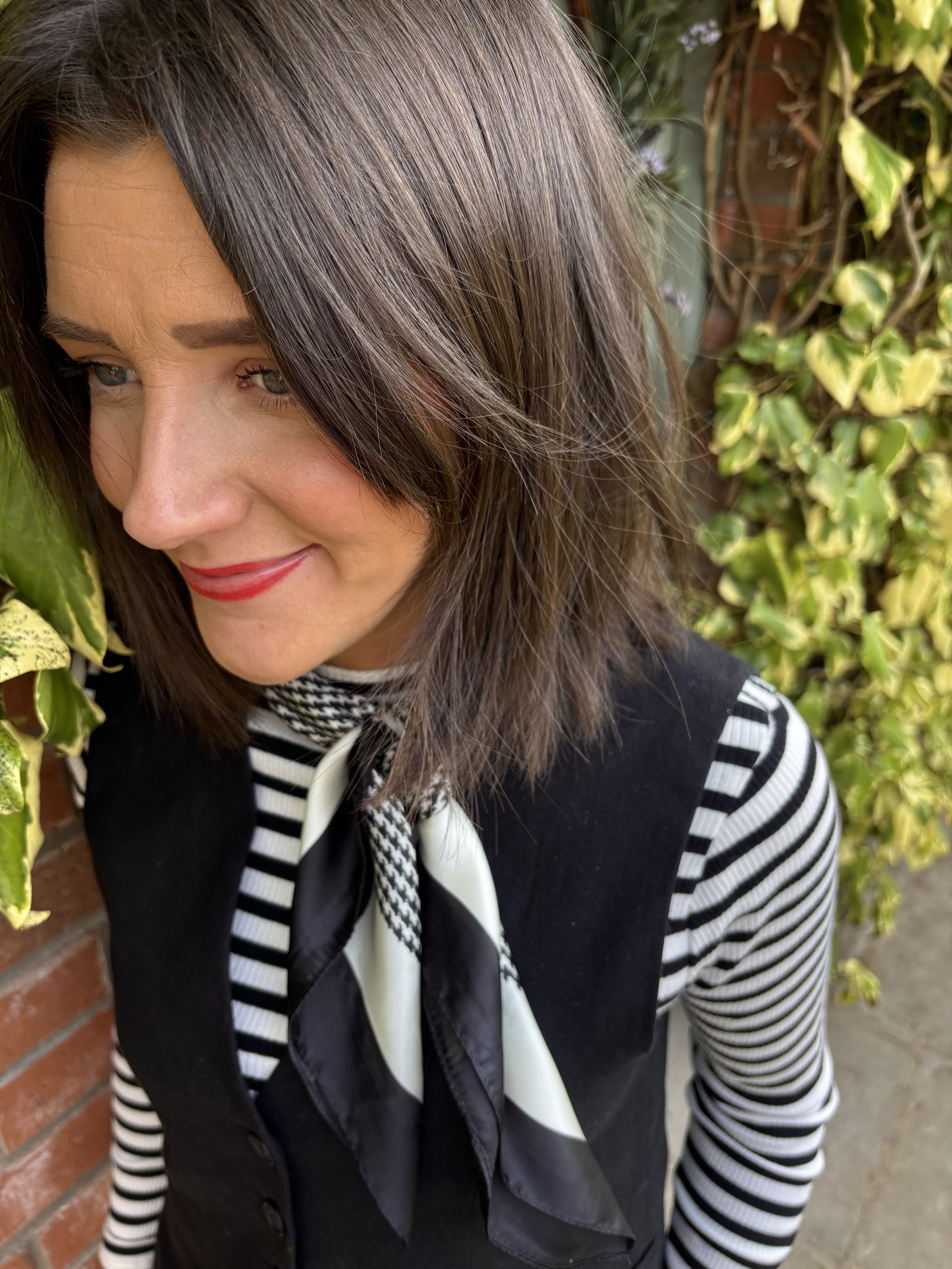 Black and cream monochrome dogtooth print satin touch neck scarf.