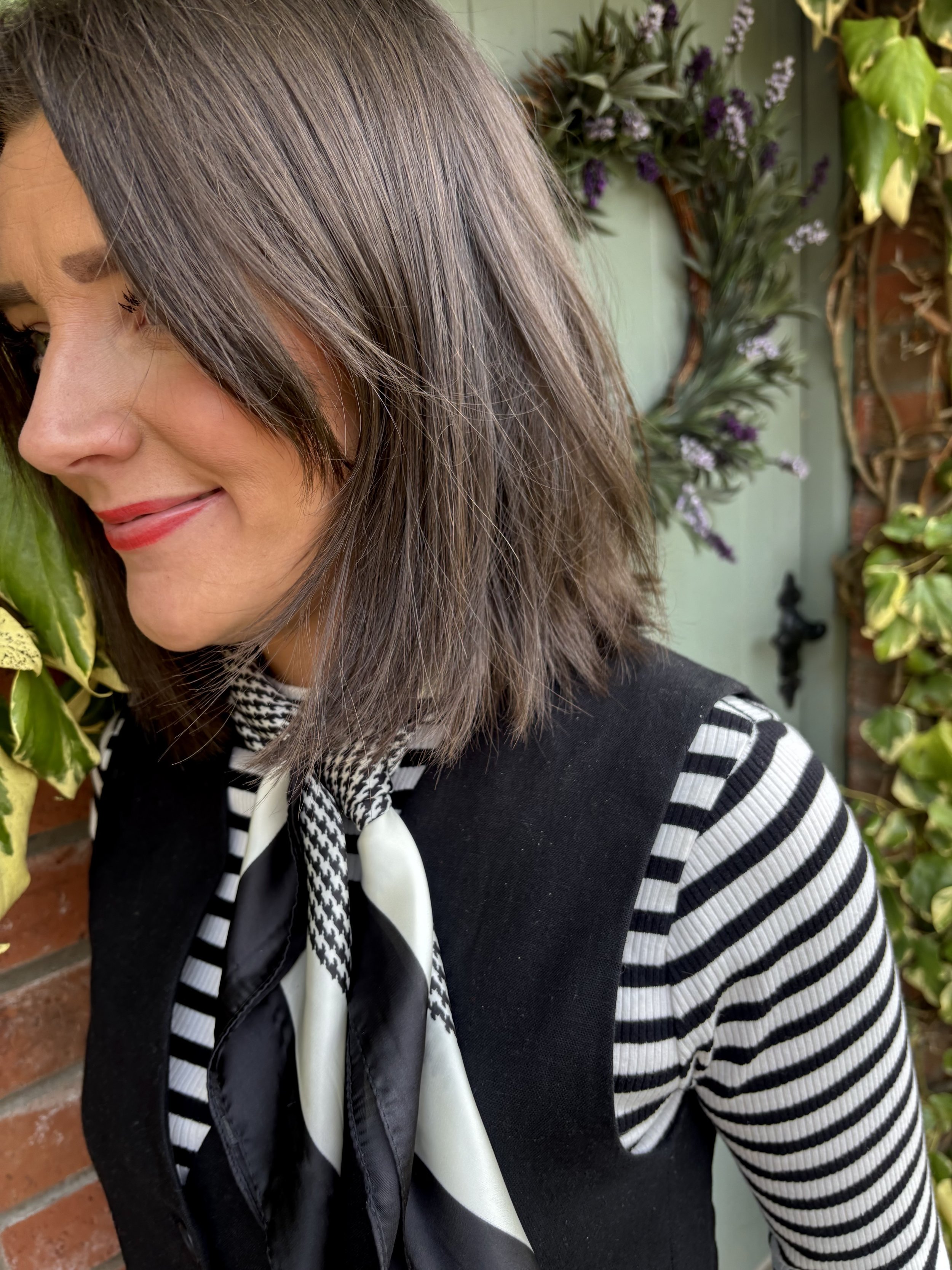 Black and cream monochrome dogtooth print satin touch neck scarf.