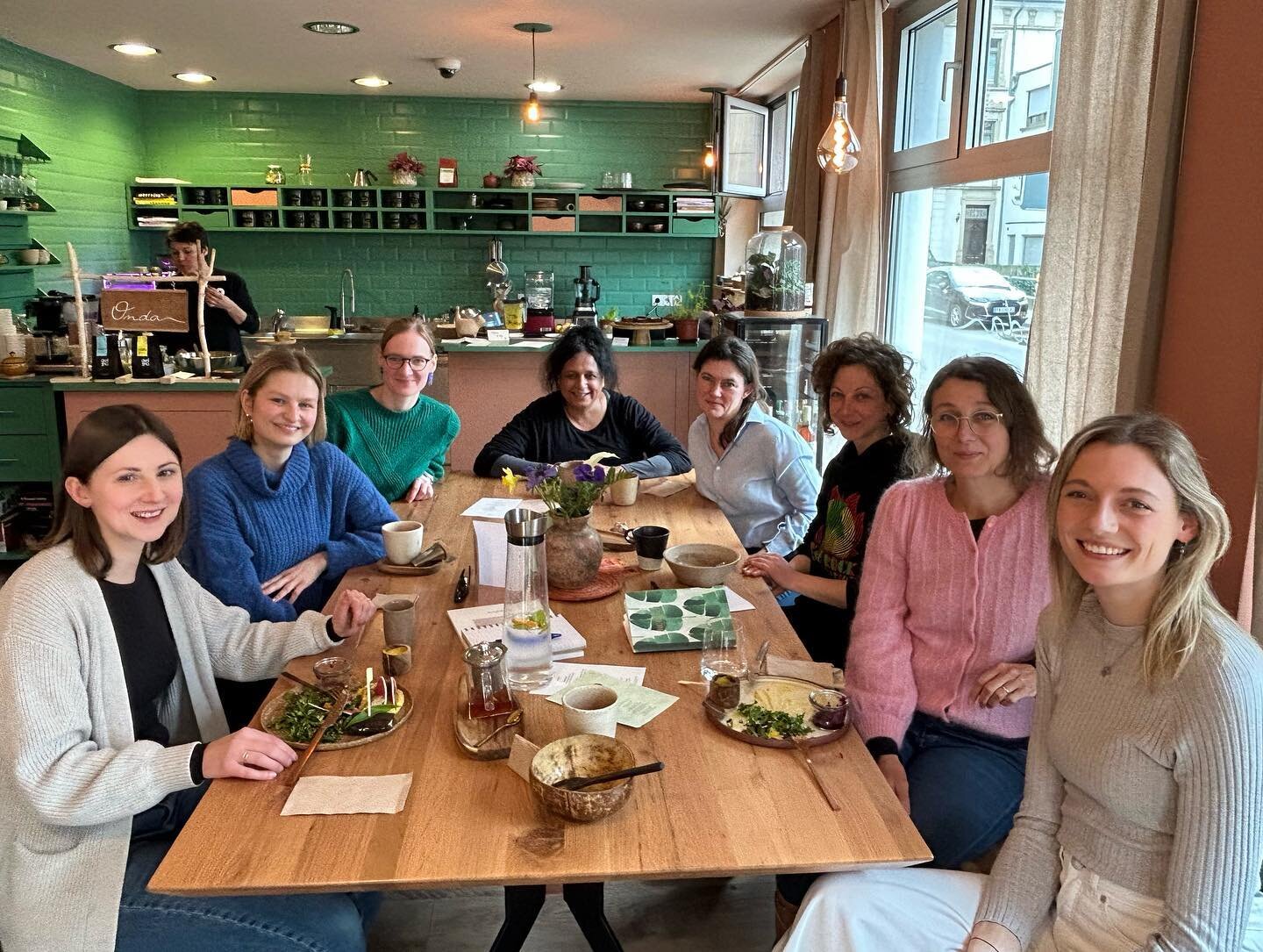 EN: We started the week off on a high note with a contributor lunch meeting at the wonderful vegan/gluten-free cafe @onda.lux in Luxembourg City. It was wonderful to bring together so many of the talented freelancers who help to make Neighbour Magazi