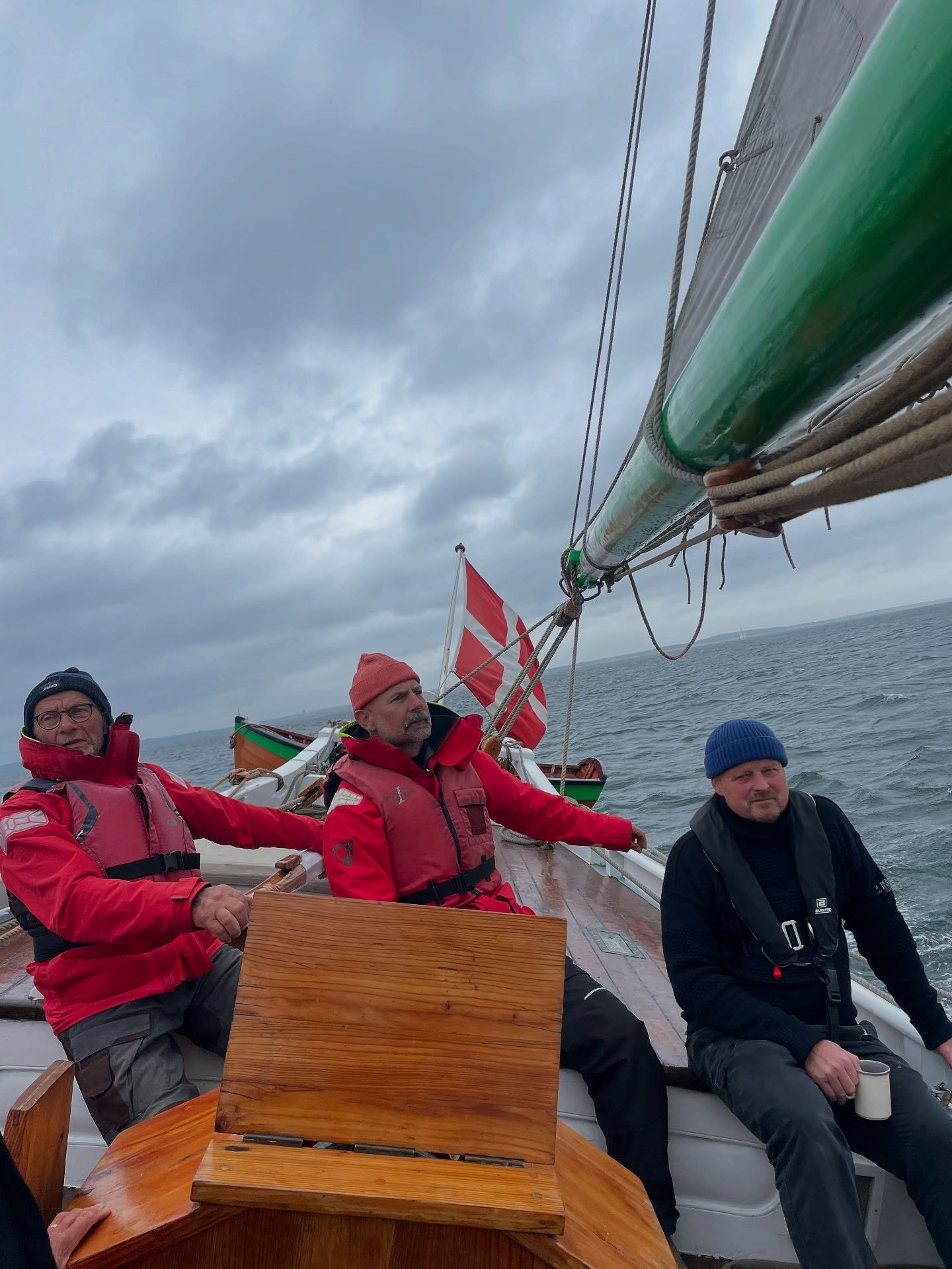 🥃Rum Regattas motto er &ldquo;Lieber heil und tweiter, als kaputt und breiter&rdquo;. Konkurrencedrevne vindertyper bliver nemlig straffet med h&aring;n og t&aring;belige pr&aelig;mier. Hvorimod andenpr&aelig;mien er en gigantisk flaske rom.
En kaps