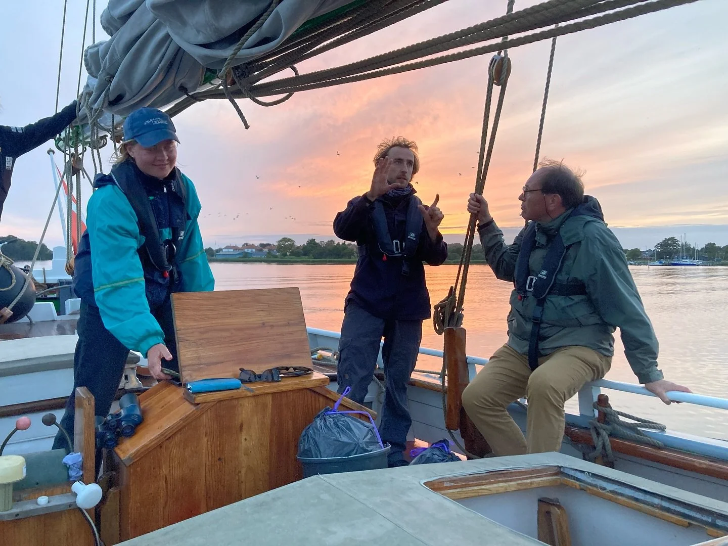 SVENDBORG &rarr; NAKSKOV

De 4 Br&oslash;dre er draget p&aring; sensommertogtet @ekspeditionen_2025 med VIKING!
Mandag sejlede vi af sted fra en fuld kaj til tonerne af den fineste sang fra Carolinekoret.
Vi ligger nu i Nakskov, hvor der i aften kl. 