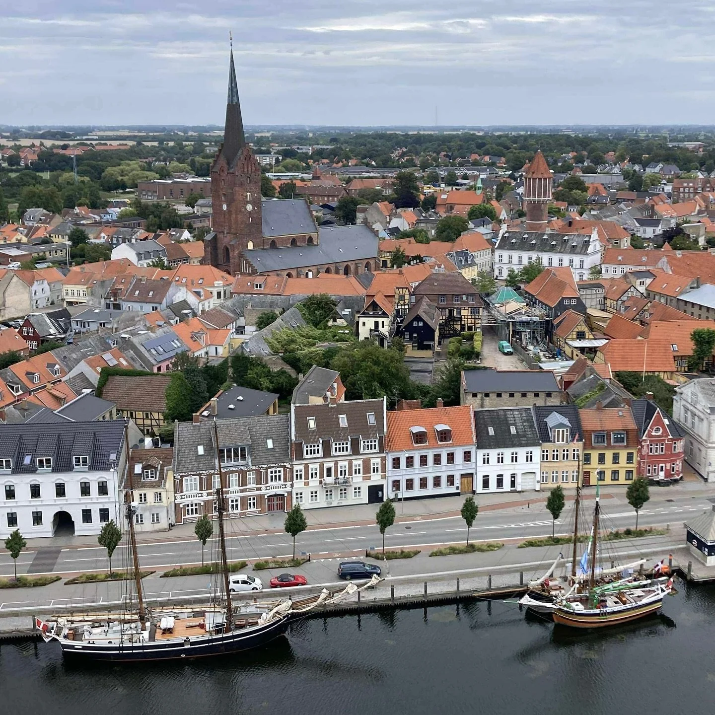NAKSKOV &rarr; STUBBEK&Oslash;BING

Efter et par hyggelige dage i  Nakskov med selskab fra bl.a. @skonnertenjohanne er vi p&aring; D4B og VIKING sejlet videre.
N&aelig;ste stop var Stubbek&oslash;bing, og p&aring; trods af konsekvent modvind, der gjo