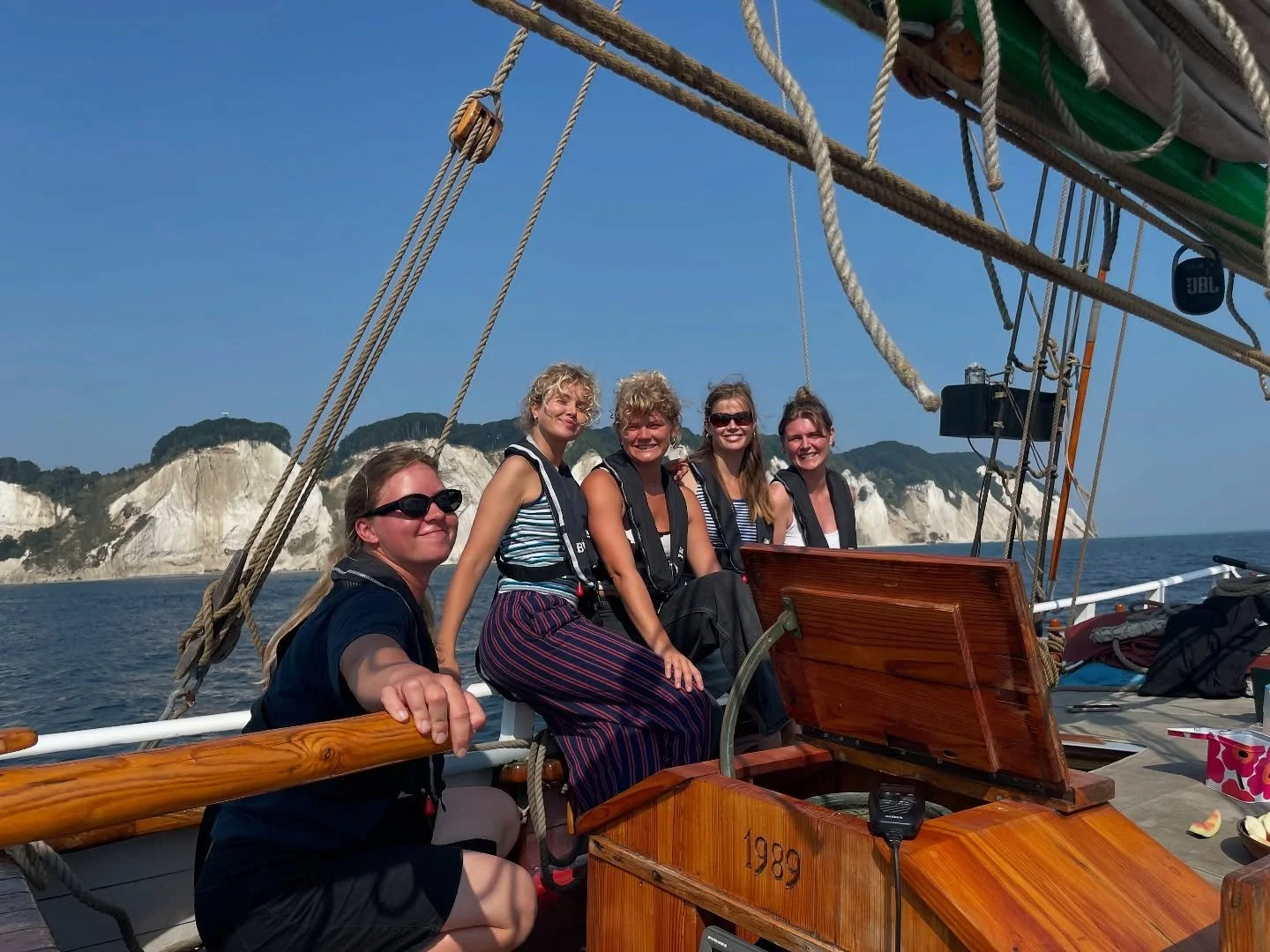 STUBBEK&Oslash;BING -&gt; FALSTERBO

I g&aring;r var en af de bedre dage&lt;3

Vi sejlede tidligt fra Stubcity, med kurs mod M&oslash;ns Klint. Her blev vi hurtigt enige om at forts&aelig;tte sejladsen, da vinden blev god og hum&oslash;ret var i top!