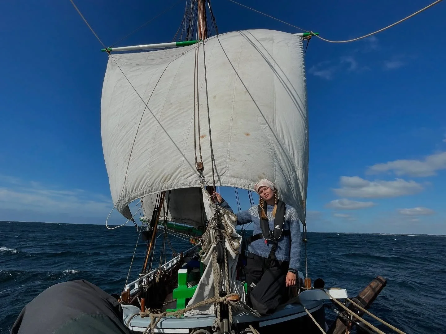 FALSTERBO -&gt; BORNHOLM

L&oslash;rdag morgen sejlede vi mod Allinge, Bornholm. Vi sejlede for sejl 13 ud af 14 timer, 70 s&oslash;mil og alle sejl blev sat. Derudover opn&aring;ede vi en ny fartrekord p&aring; 7,8 knob⭐️ alt i alt en sk&oslash;n se