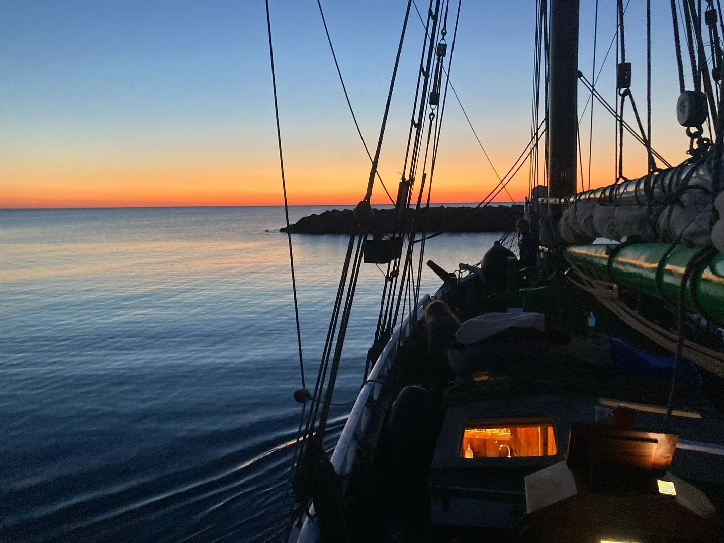 BORNHOLM -&gt; YSTAD -&gt; FLAKFORTET

Skipper Rigmor purrede os kl. 04, s&aring; vi kunne n&aring; til Sverige, inden s&oslash;en ville blive for barsk at sejle p&aring;. Den rosenfingrede dagning over det flade vand blev afl&oslash;st af kraftige s