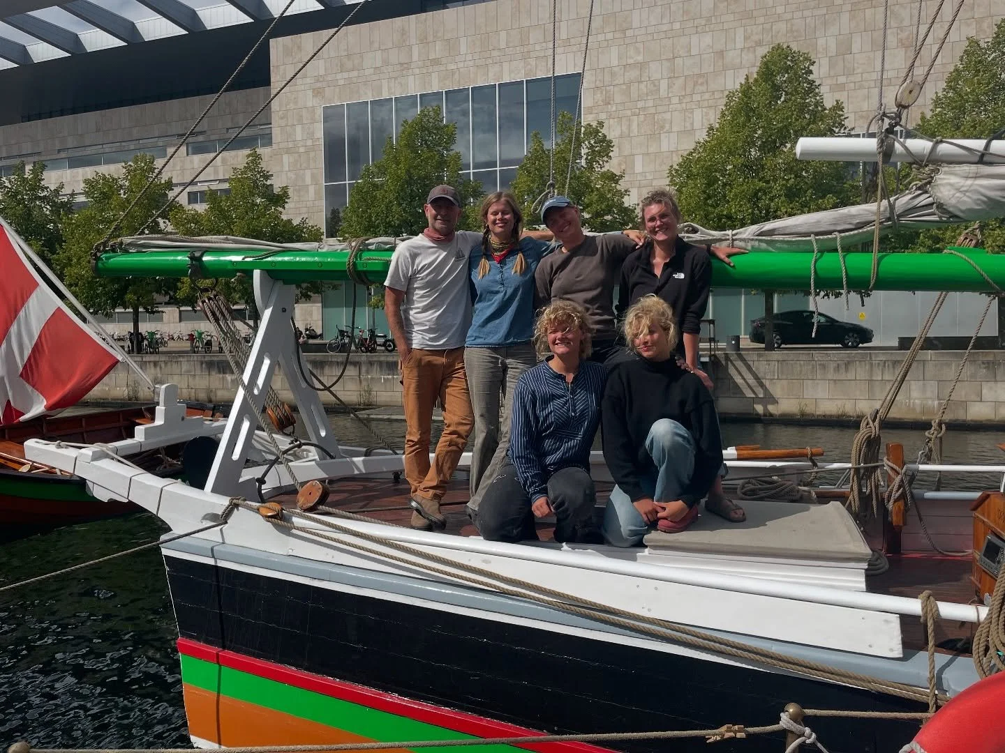 K&Oslash;BENHAVN

Vi er nu kommet til K&oslash;benhavn med De Fire Br&oslash;dre og Viking! Vi har f&aring;et den fineste plads lige bag Opera Huset og foran arkitektskolens smukke bygninger!

I morgen vil der v&aelig;re &aring;bent skib p&aring; ski