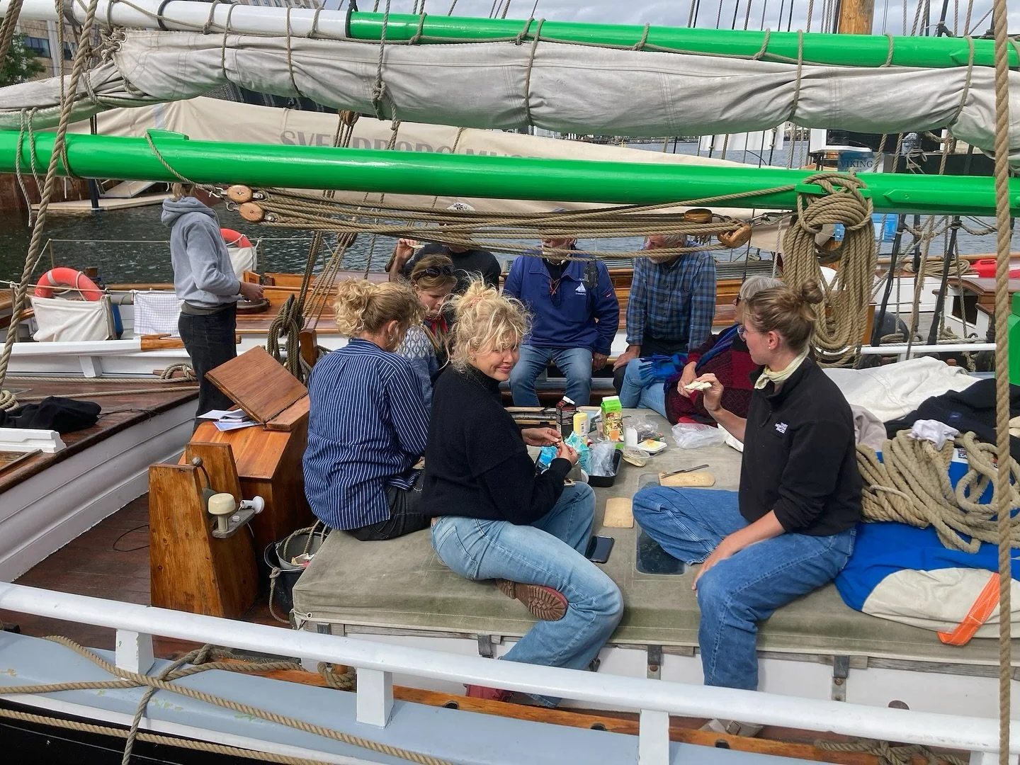 K&Oslash;BENHAVN -&gt; HELSING&Oslash;R

Tak til alle de sk&oslash;nne mennesker, der kom til &aring;bent skib og foredrag i K&oslash;benhavn. Vi synes selv, det var en stor succes ❤️

S&oslash;ndag overtog Ebbe skipperposten fra Rigmor - og et nyt b