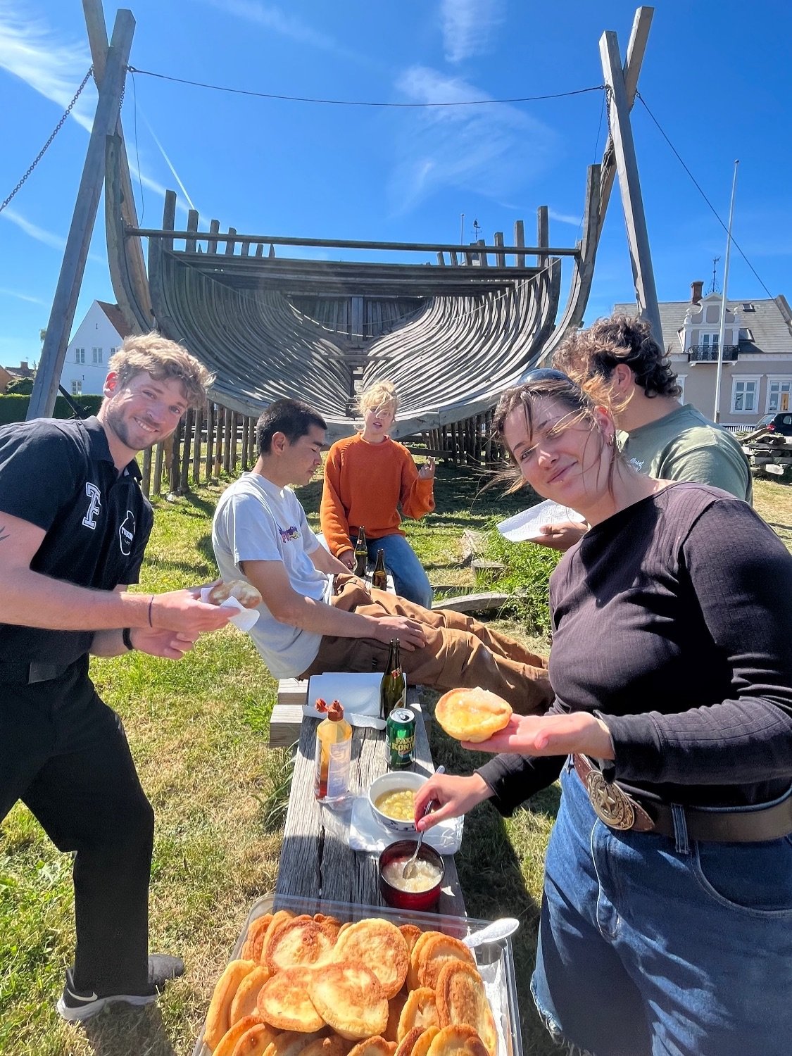 (Lille)Fredagsbar
Lille fredag i p&aring;skeferien, torsdag den 2. april, m&oslash;des vi i lauget p&aring; Eriksens plads, kl 12:00 til en times &oslash;rem&aelig;rket brainstorm af s&aelig;sonen, og fremtidige projekter. 
Kl 13:00 kan restende godf