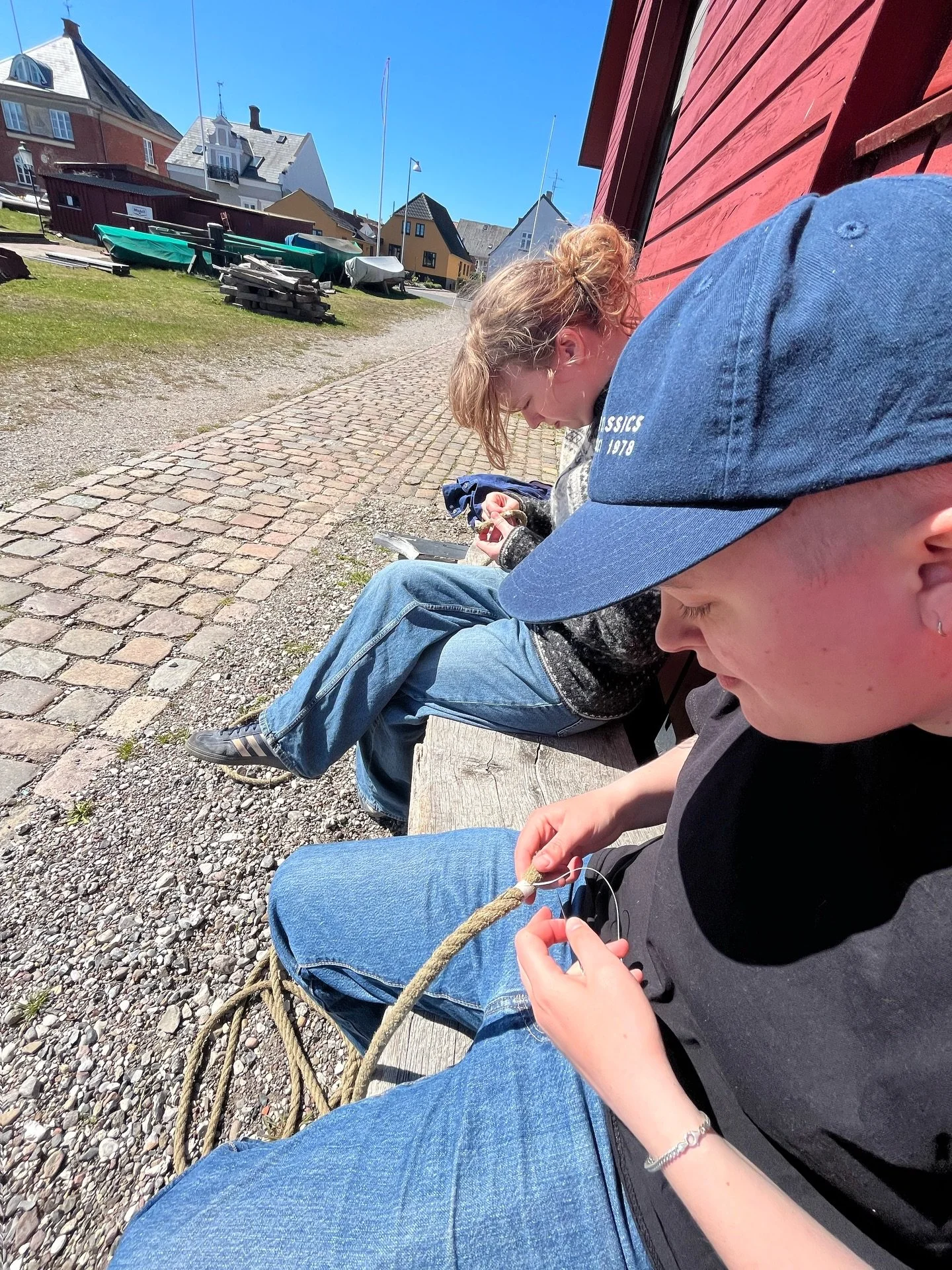 Bom og gaffel er kommet op og pynter gevaldigt!

Fyllas gamle tovv&aelig;rk fik nyt liv p&aring; &aelig;gte &ldquo;marstaller-n&aelig;rrig&rdquo; vis og er nu tre nye bredfokke fald og en h&aring;ndfuld seizinger. 

Skibsbevaringsfonden har bl&aring;