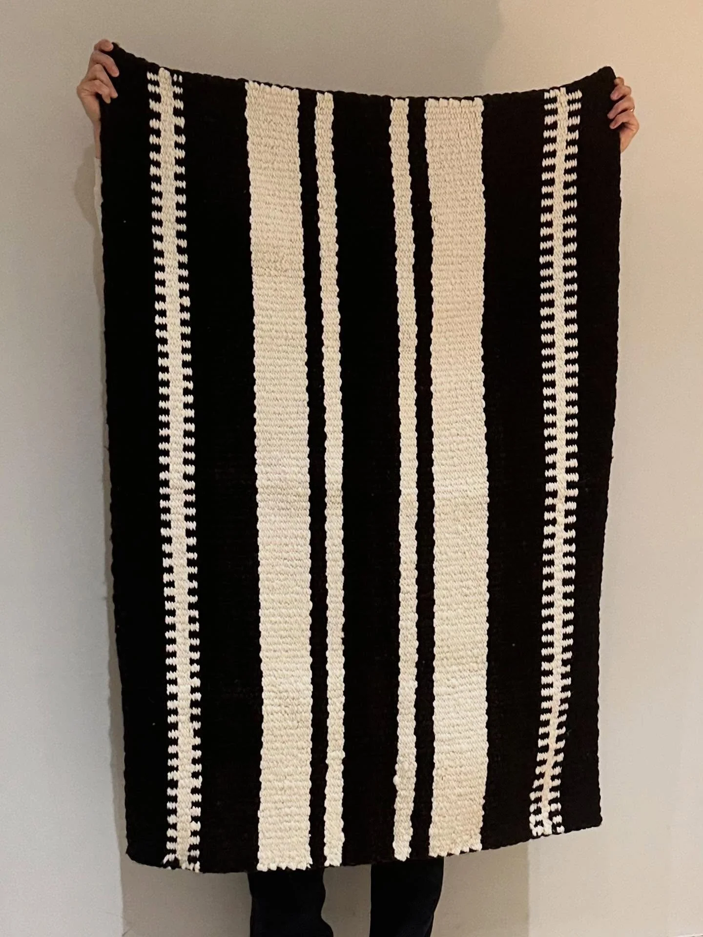 Handwoven in Patagonia Argentina using pure 🐑 merino wool, these Mapuche rugs are exceptionally soft and rich in tradition - crafted far from commercial markets, making each piece a unique and hard-to-find treasure 🖤