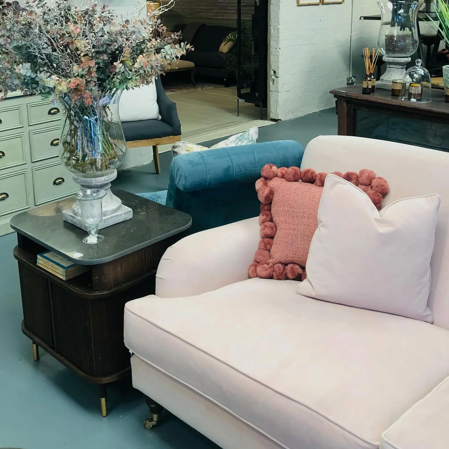 ✨ Bringing joy one Pom Pom at a time ✨

Our Valle cushion in pink is proof that a pop of colour is all you need to lift a space.

@andesdesign