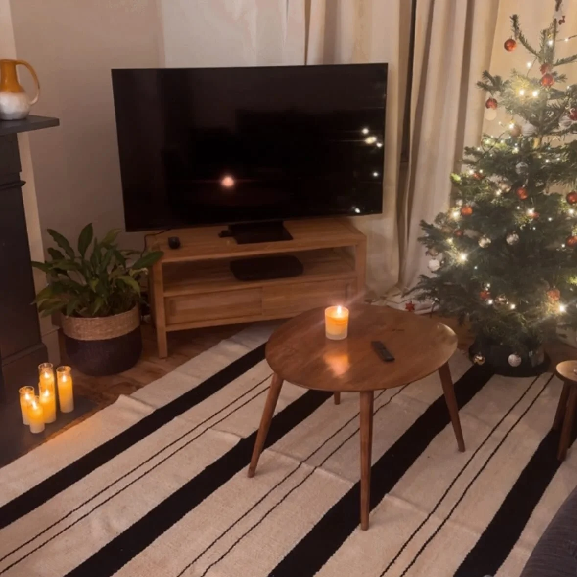 Getting Christmas-ready in our new home 🤍🎄 Made easy and pretty with @andesdesign pieces.