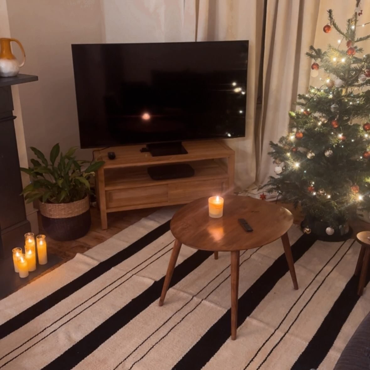 Getting Christmas-ready in our new home 🤍🎄 Made easy and pretty with @andesdesign pieces.