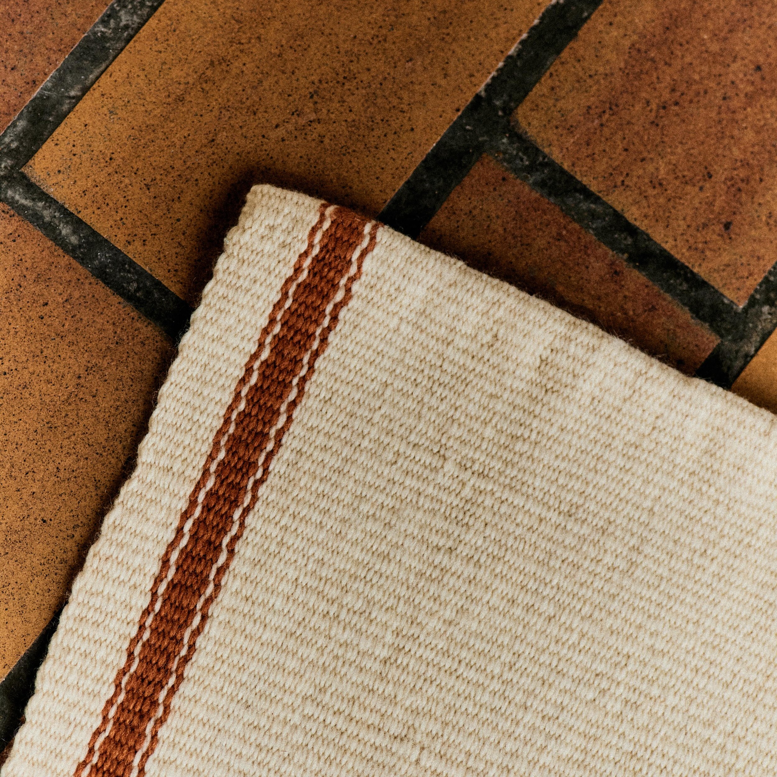 Love our signature Andes rug against this clay floor. The contrast of the warm, earthy tones is beautiful 🤎

Thank you @glassette for the shoot ✨