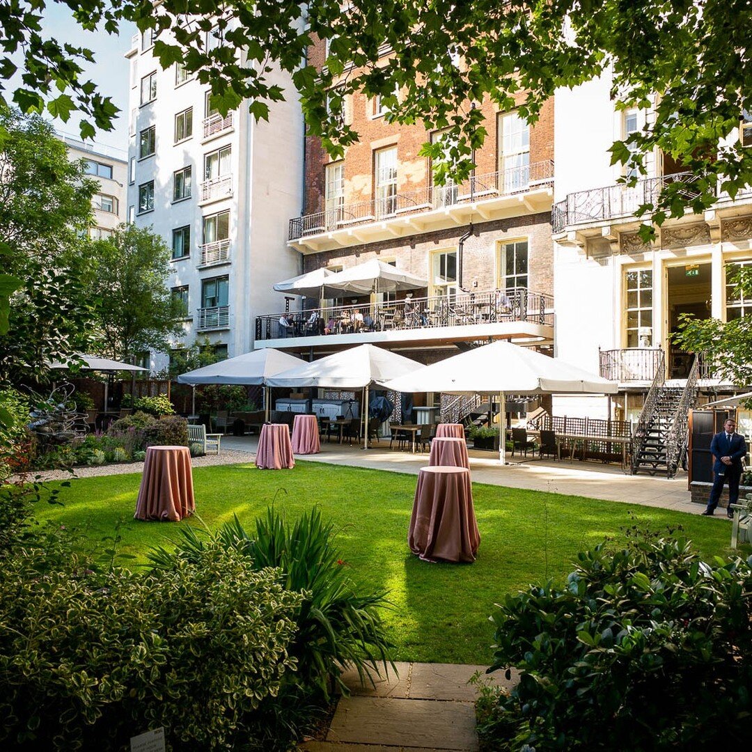 T R A N S F O R M E D 

A striking difference by day and by night 🌗

💃 120 guests standing 
🔥BBQ grill 
🍕Stone baked pizza oven 
🍹Garden bar 

#sixparkplace #gardenparty #venue #corporateevents #event #summer #summerseason #teambuilding #launch 