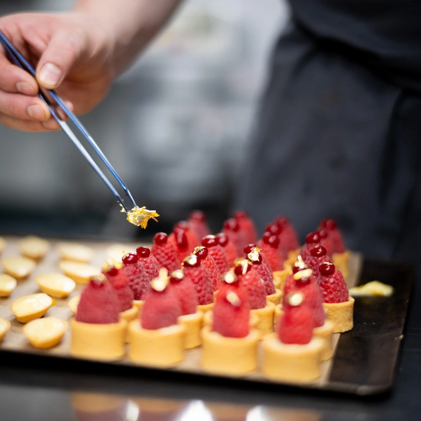 FINISHING TOUCHES 

Precision and passion in every movement, thank you chef @jackb159 👨&zwj;🍳

#sixparkplace #finedining #cheflife #dessert #goldleaf #hospitalityindustry #catering #eventcatering #canap&eacute;s