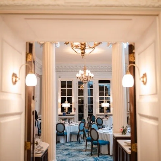 From the moment you walk in... 

Heritage venues offer elegance, charm and rooms that inspire. 

The Brabourne Room is a setting that every guest will remember. 

📸@chinovantage 

#sixparkplace #heritage #westminster #mayfair #historicvenue #archite