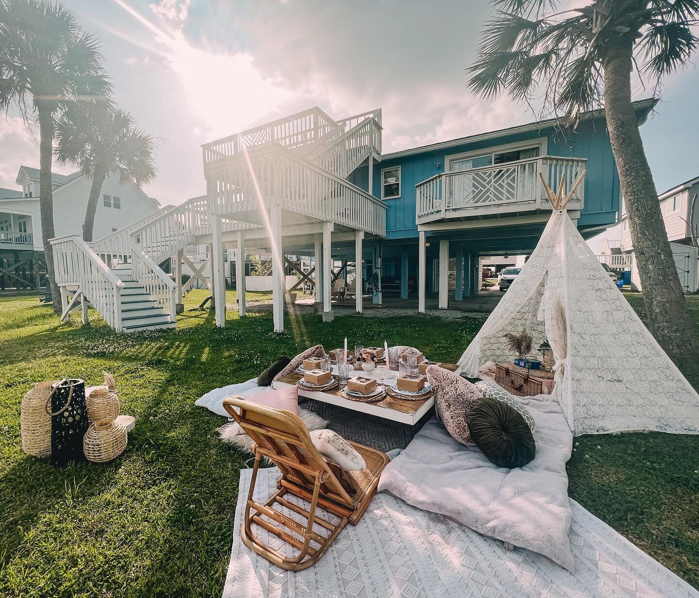 This is a combo of all of my favorite things. Beach yoga with a home picnic first thing in the morning!! It&rsquo;s cool, it&rsquo;s invigorating + you can brunch near your own bathroom!! 🌅🧘🏻&zwj;♀️🍾🏖️🌅 #igottapee 

Shout out 📣
Yoga instructor