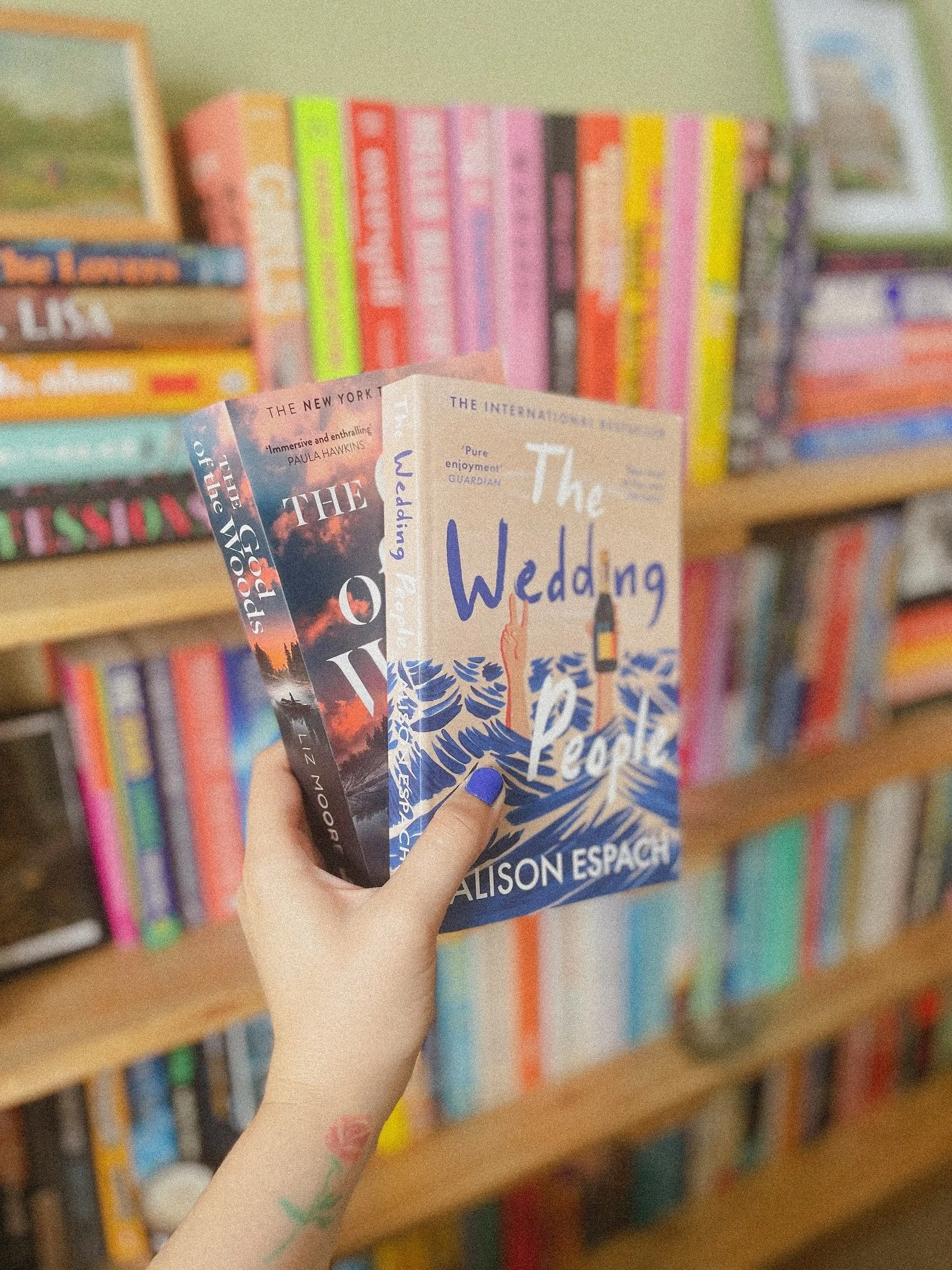 A little life update (no, not the book 😅)

Well, hello there! Long time no see! A lot has happened these past few months, which is why I disappeared yet again (sorry about that). This summer, I started a new bookseller job and a family member had ma