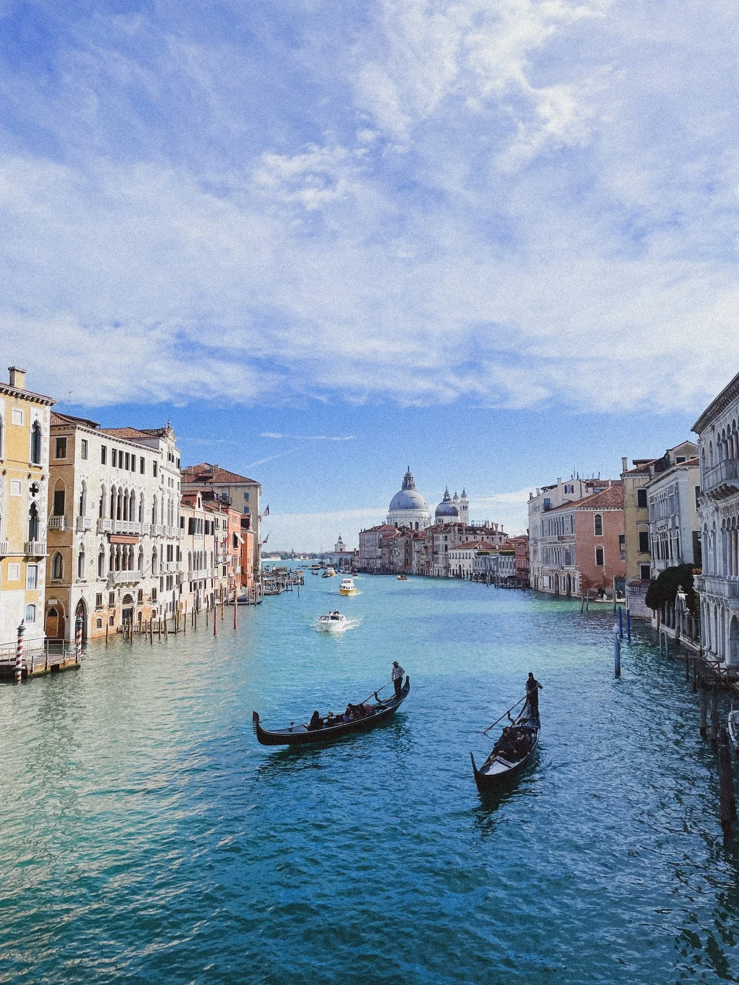 A slightly non-bookish post due to my reading slump, but I wanted to share some photos of my solo holiday to Venice. I&rsquo;ve been unwell recently, hit a bit of a reading slump and am just feeling a little blue, so I thought I&rsquo;d cheer myself 