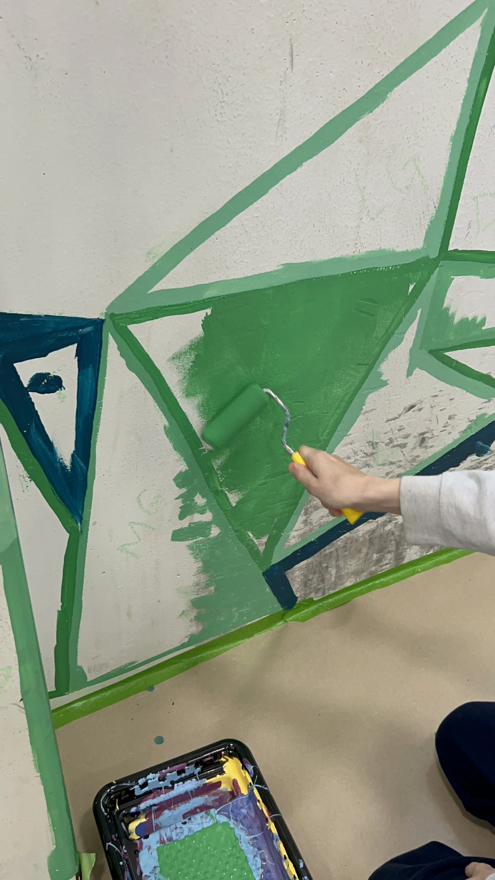 painting with kids at Juvenile Detention Center Collaborative Murals by Leslie Kimble Art, Illinois