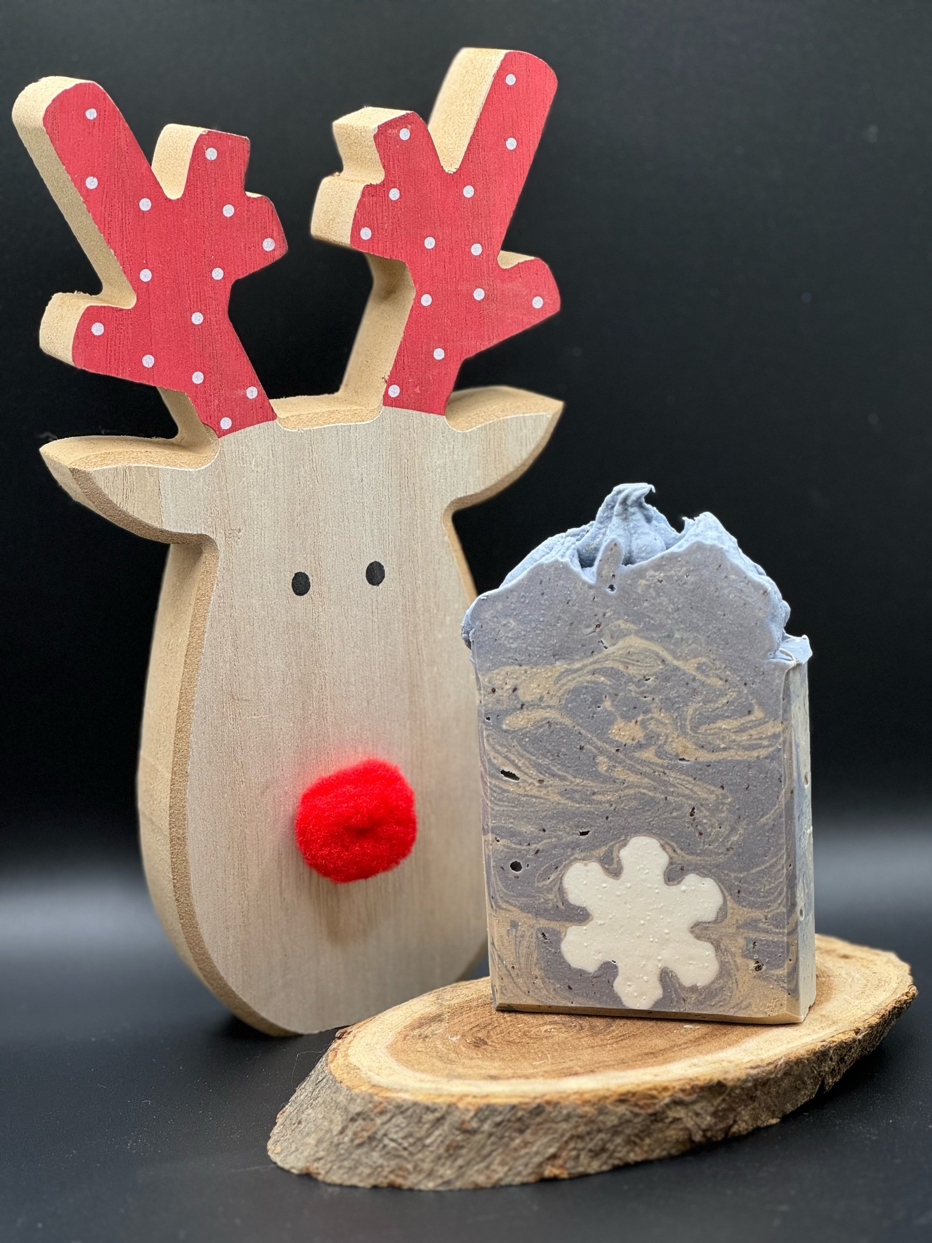 Savon au lait de chèvre avec un ajout de vrai bleuet et de jus de camerise