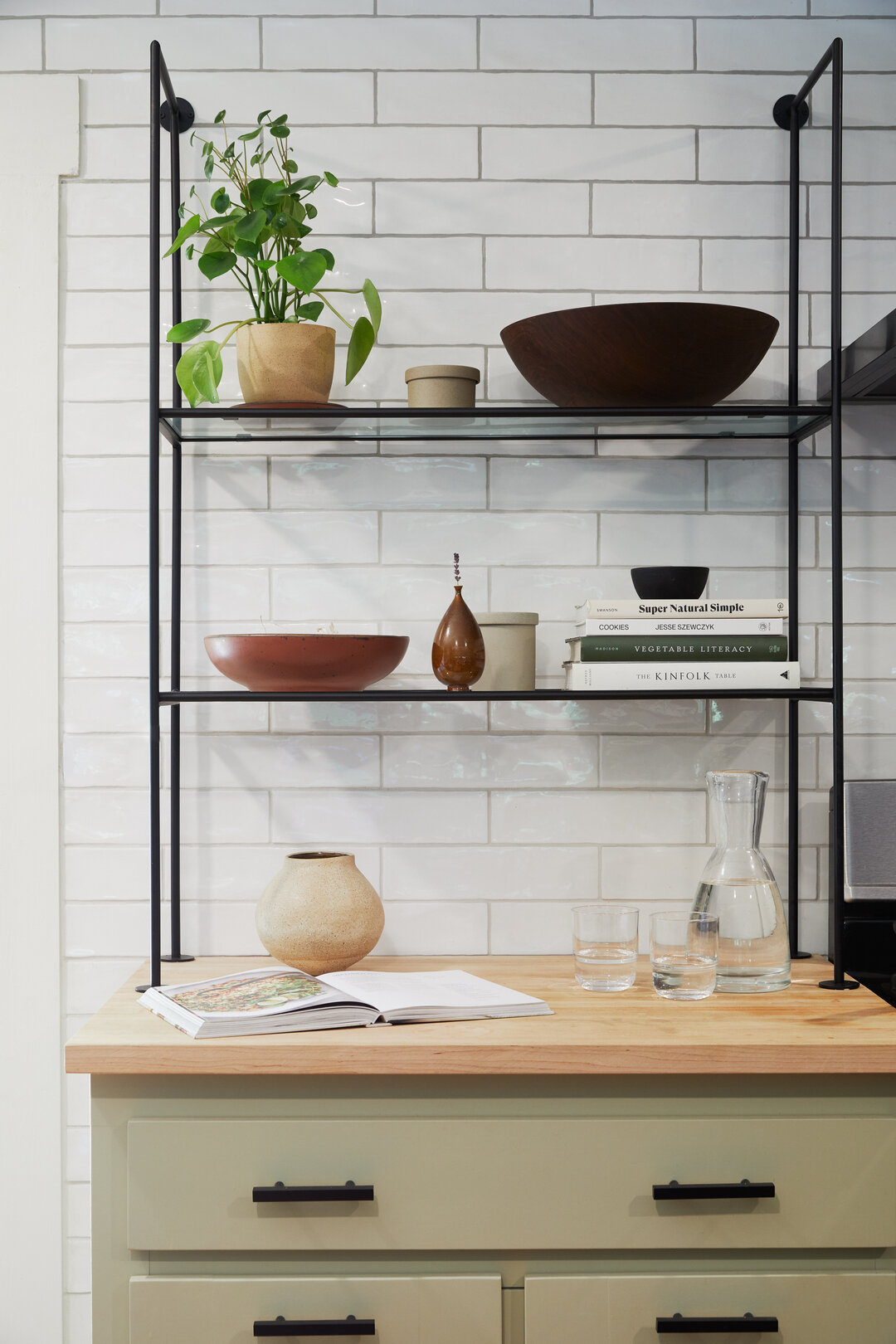 Mini kitchen moment with the magical @ironabode who supplied these beautiful iron and glass shelves. A great way to update your existing kitchen for added storage and display. ​​​​​​​​​&bull;
&bull;
&bull;
&bull;
&bull;
Designed by me @gianashorthous