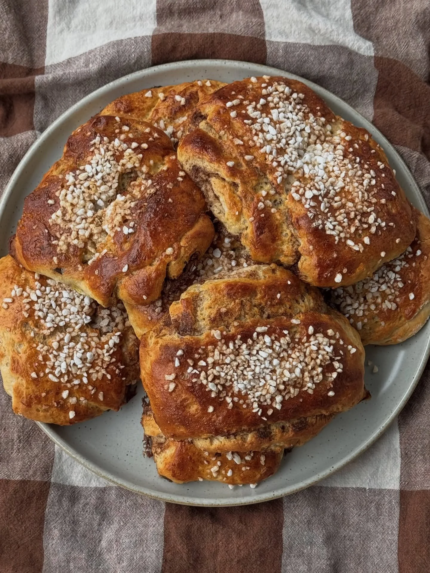 Here&rsquo;s my take on this weekend&rsquo;s cinnamon bun day! 
Gluten-free buns, half regular, half filled with pistachio butter.

☕️