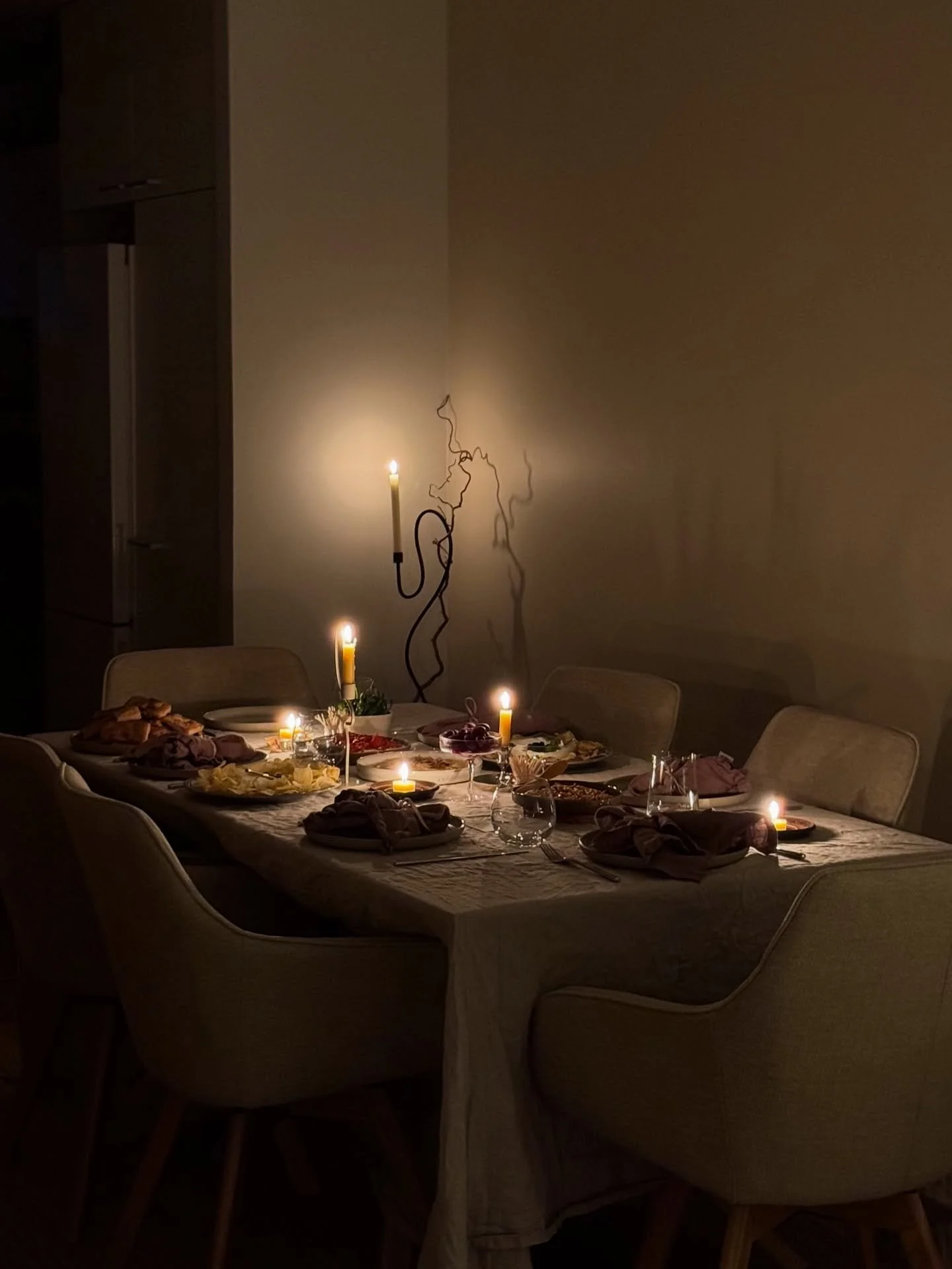 Last week I hosted the birthday dinner of my dreams. A gentle, elegant evening built around beauty. 

I had been thinking for months about inviting a small circle of people I love to share a dinner together. Gathering in the midst of grey and dark No