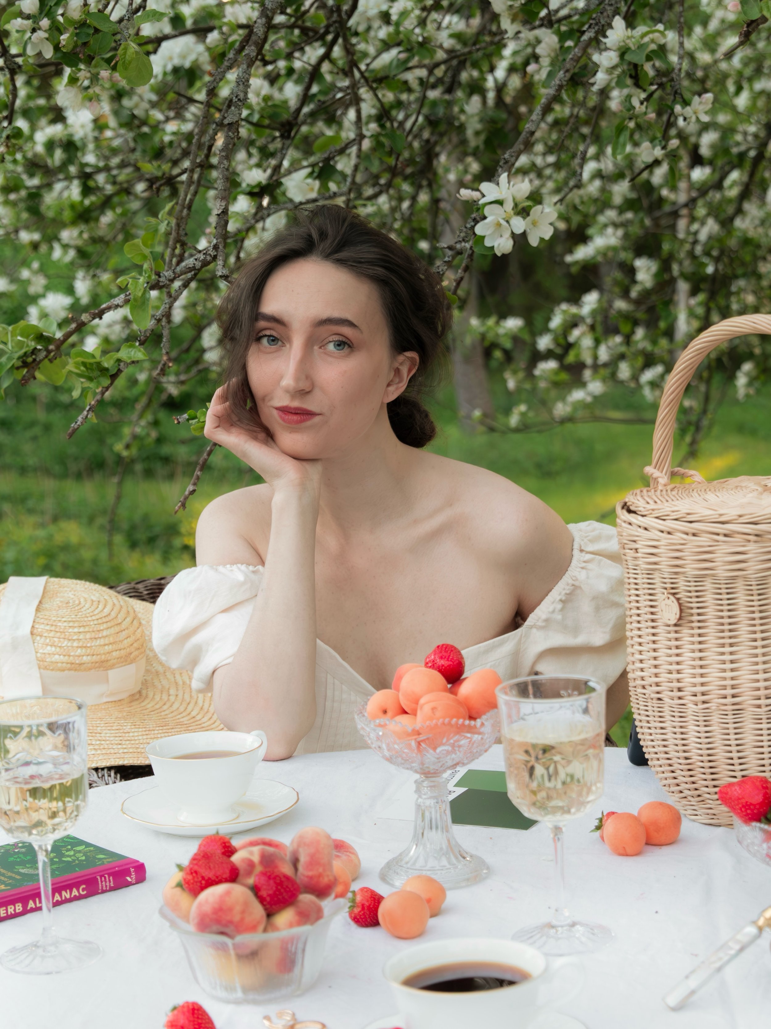 The art of eating outdoors: Hopeless romantic edition

This is what my dream summer feels like. A long season of garden parties, lakeside picnics and snacking in the forest.
Beautiful tables exist wherever you want them to!

💋