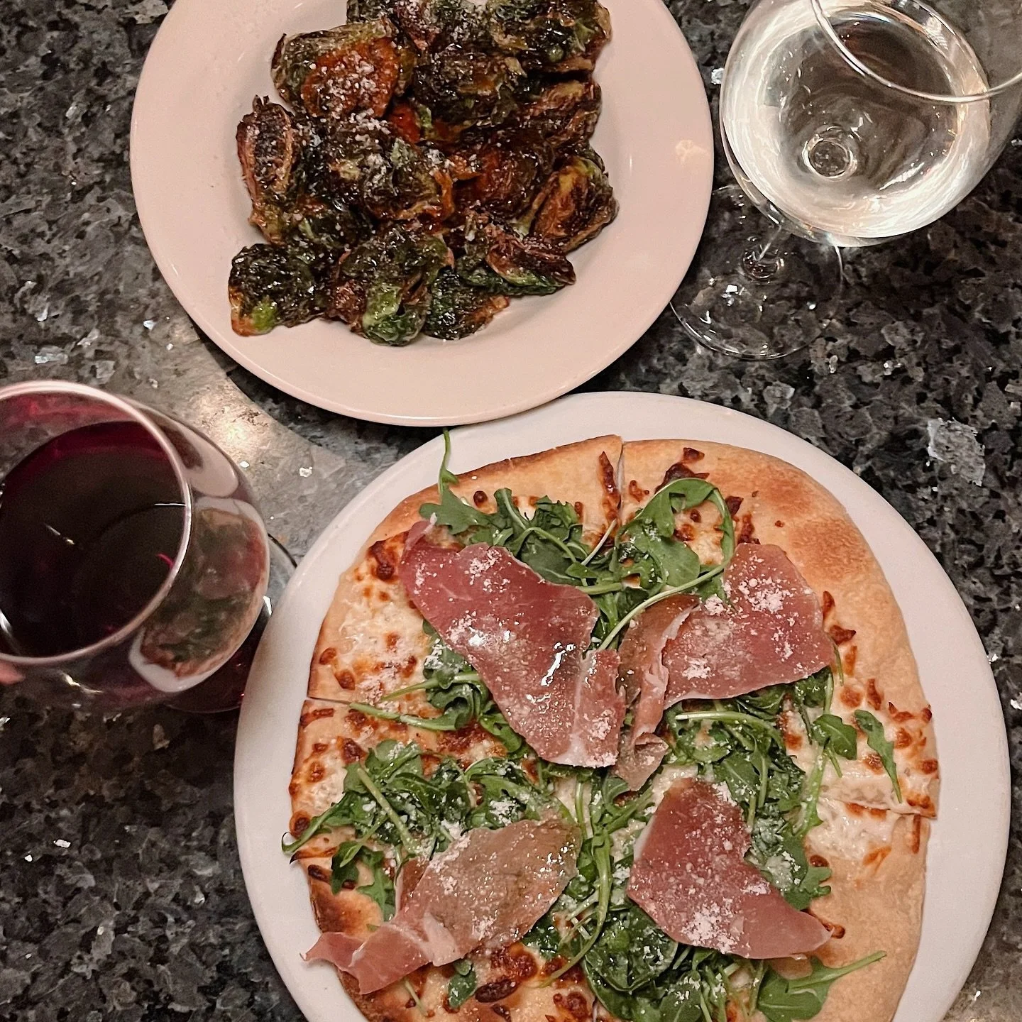 All Night Happy Hour Starts At 4pm | DJ At 6pm Come Hang At The Bar 🍽️🍸
