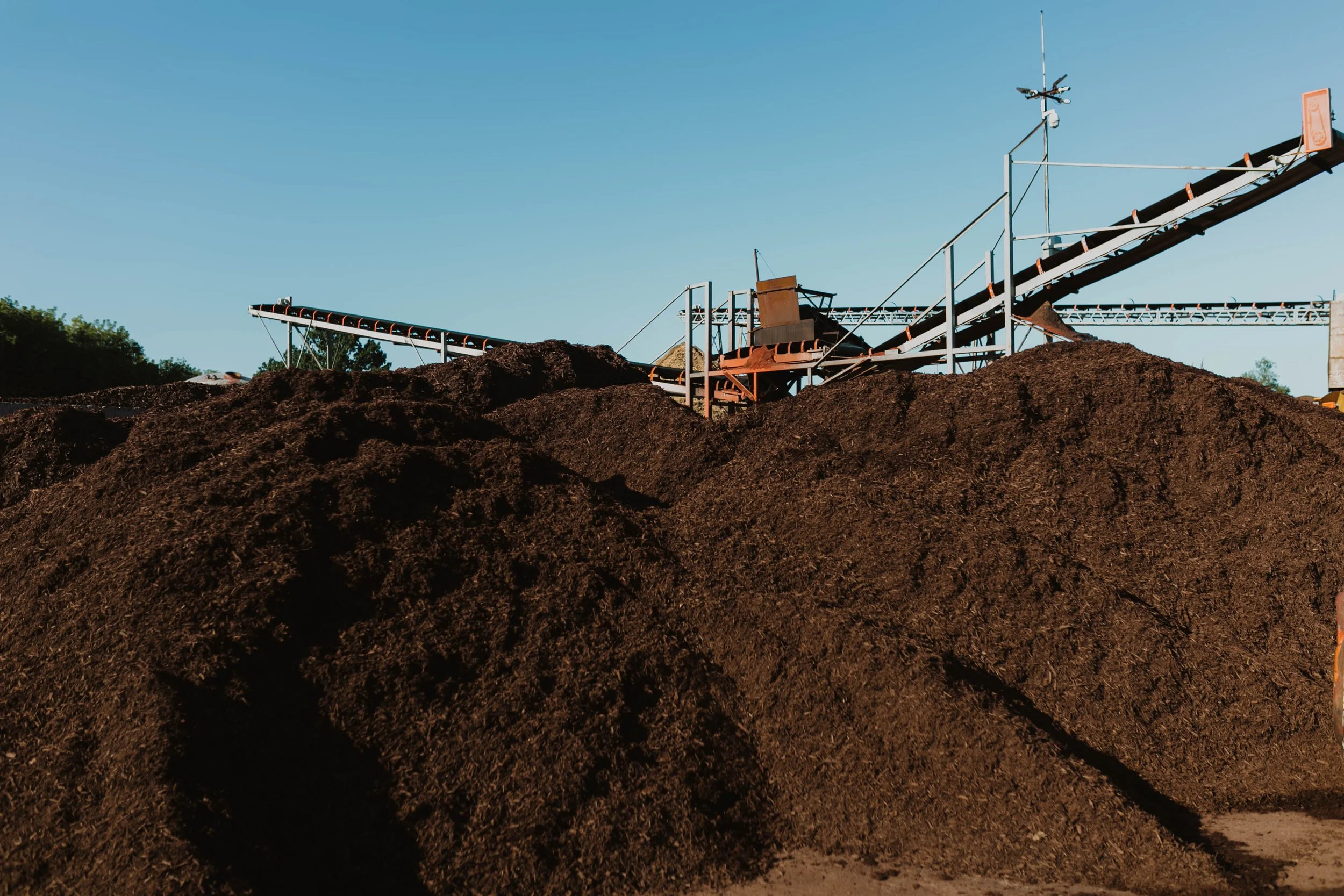 Mulch Pickup for Landscapers in Akron: A Smarter Way to Source This Season